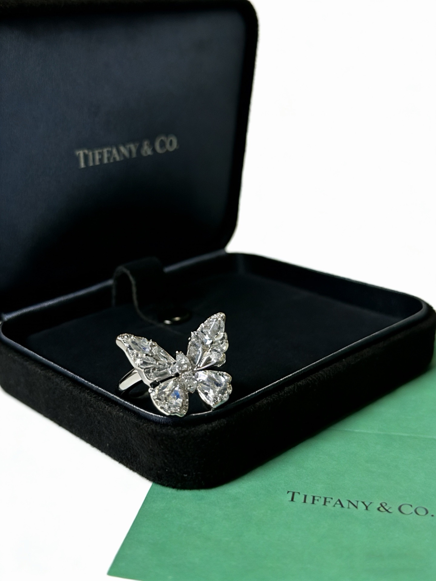 NO:951666,Tiffany Tiffany ring, simple and versatile, trendy item, brand new upgraded version, ring code number (678), V gold plated platinum layer, original clear word print, very good style, recommended this one, multiple design elements, each layer of design, each style is classic. Diamonds are simple to match, but the big-name feeling is coming. This is a must-buy. Absolutely versatile and trendy product. The wearing effect is super beautiful and elegant. Noble and glamorous, high-quality jewelry, tiffany, ring19860909Tiffany 蒂芙尼戒指 简约大气百搭 潮流单品 全新升级版 戒指码数（678）V金镀铂金层 原版清晰字印 非常不错的款式推荐这款 搭配设计多元素每一层设计每款都是经典 钻搭配起来简约 但是大牌感迎面扑来 这款必须入手 绝对百搭潮品 佩戴效果超级美优雅气质 高贵冷艳,饰品精品,tiffany,ring,Jewelry