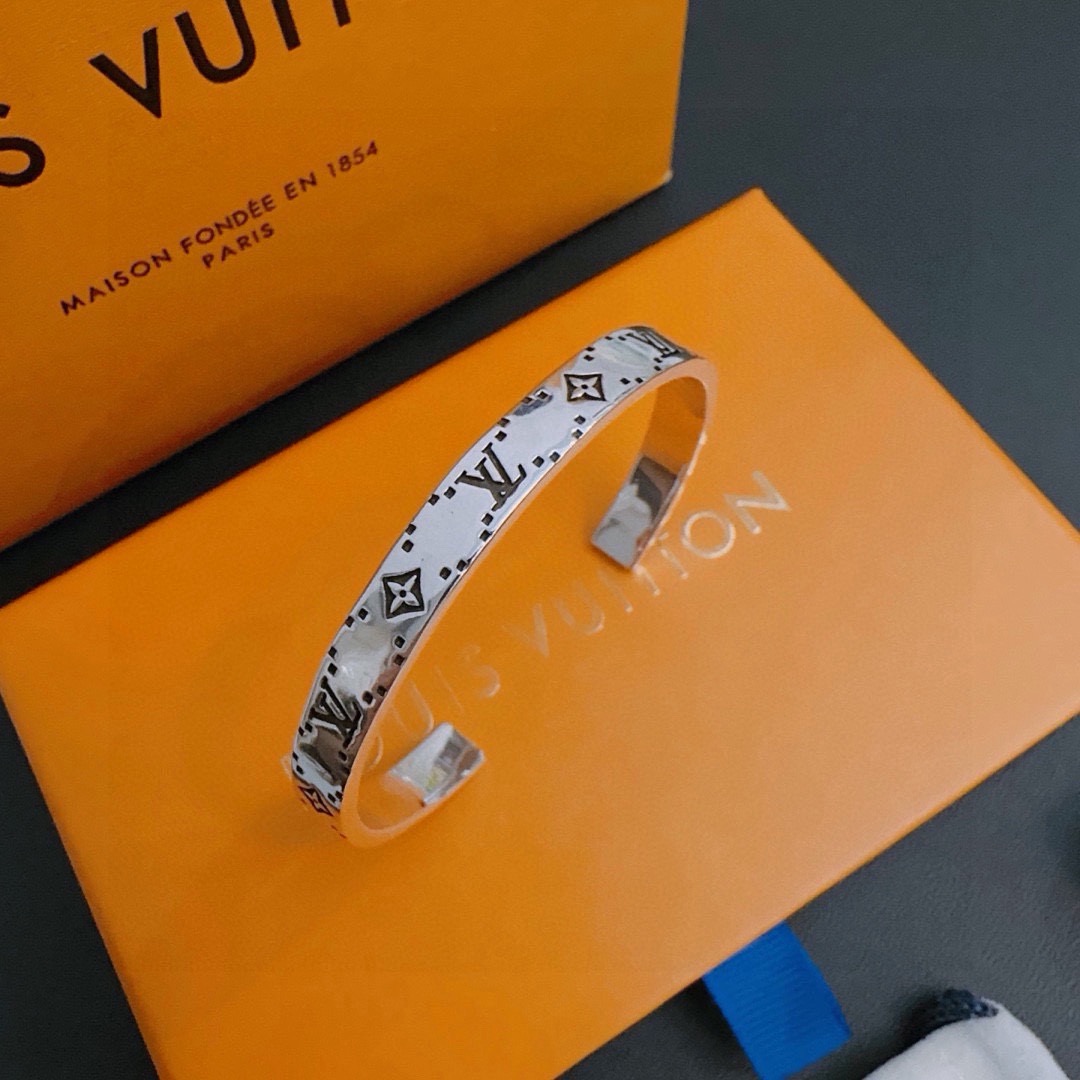 高品质LV路易威登手链手镯🇷🇼原单货🇷🇼专柜新款开模复古潮流时尚必备 男女均可佩戴 情侣款同款 摇滚朋克泰银风格 复古元