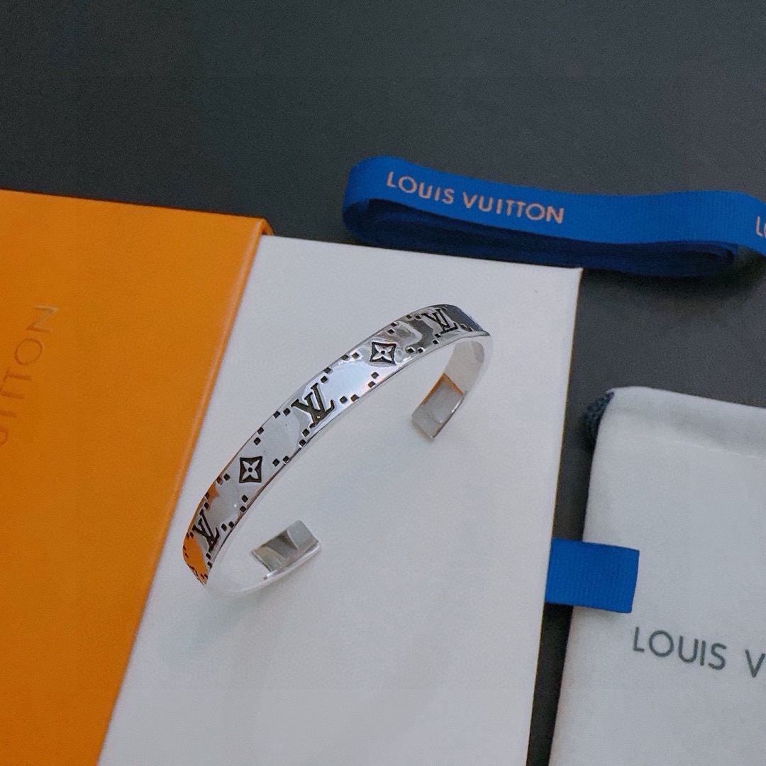 高品质LV路易威登手链手镯🇷🇼原单货🇷🇼专柜新款开模复古潮流时尚必备 男女均可佩戴 情侣款同款 摇滚朋克泰银风格 复古元