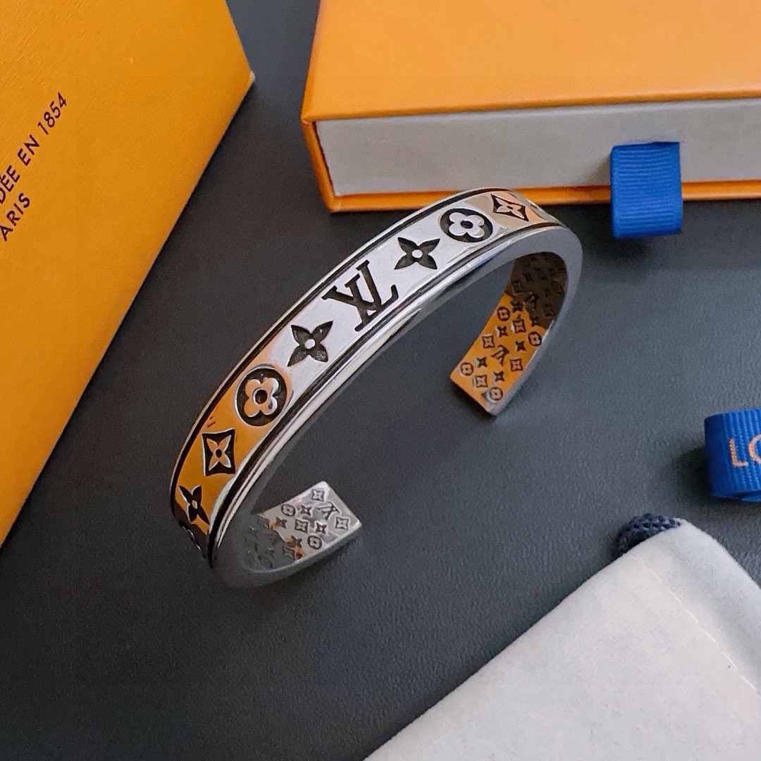 高品质LV路易威登手链手镯🇷🇼原单货🇷🇼专柜新款开模复古潮流时尚必备 男女均可佩戴 情侣款同款 摇滚朋克泰银风格 复古元 高品质LV路易威登手链手镯🇷🇼原单货🇷🇼专柜新款开模复古潮流时尚必备 男女均可佩戴 情侣款同款 摇滚朋克泰银风格 复古元
