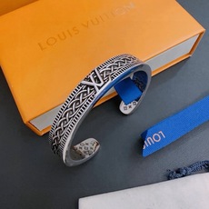 高品质LV路易威登手链手镯🇷🇼原单货🇷🇼专柜新款开模复古潮流时尚必备 男女均可佩戴 情侣款同款 摇滚朋克泰银风格 复古元 高品质LV路易威登手链手镯🇷🇼原单货🇷🇼专柜新款开模复古潮流时尚必备 男女均可佩戴 情侣款同款 摇滚朋克泰银风格 复古元