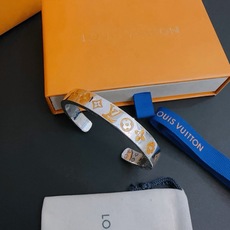 高品质路易威登LV手链手镯 法郎工艺🇷🇼原单货🇷🇼专柜新款开模复古潮流时尚必备 男女均可佩戴 情侣款同款 摇滚朋克泰银风 高品质路易威登LV手链手镯 法郎工艺🇷🇼原单货🇷🇼专柜新款开模复古潮流时尚必备 男女均可佩戴 情侣款同款 摇滚朋克泰银风