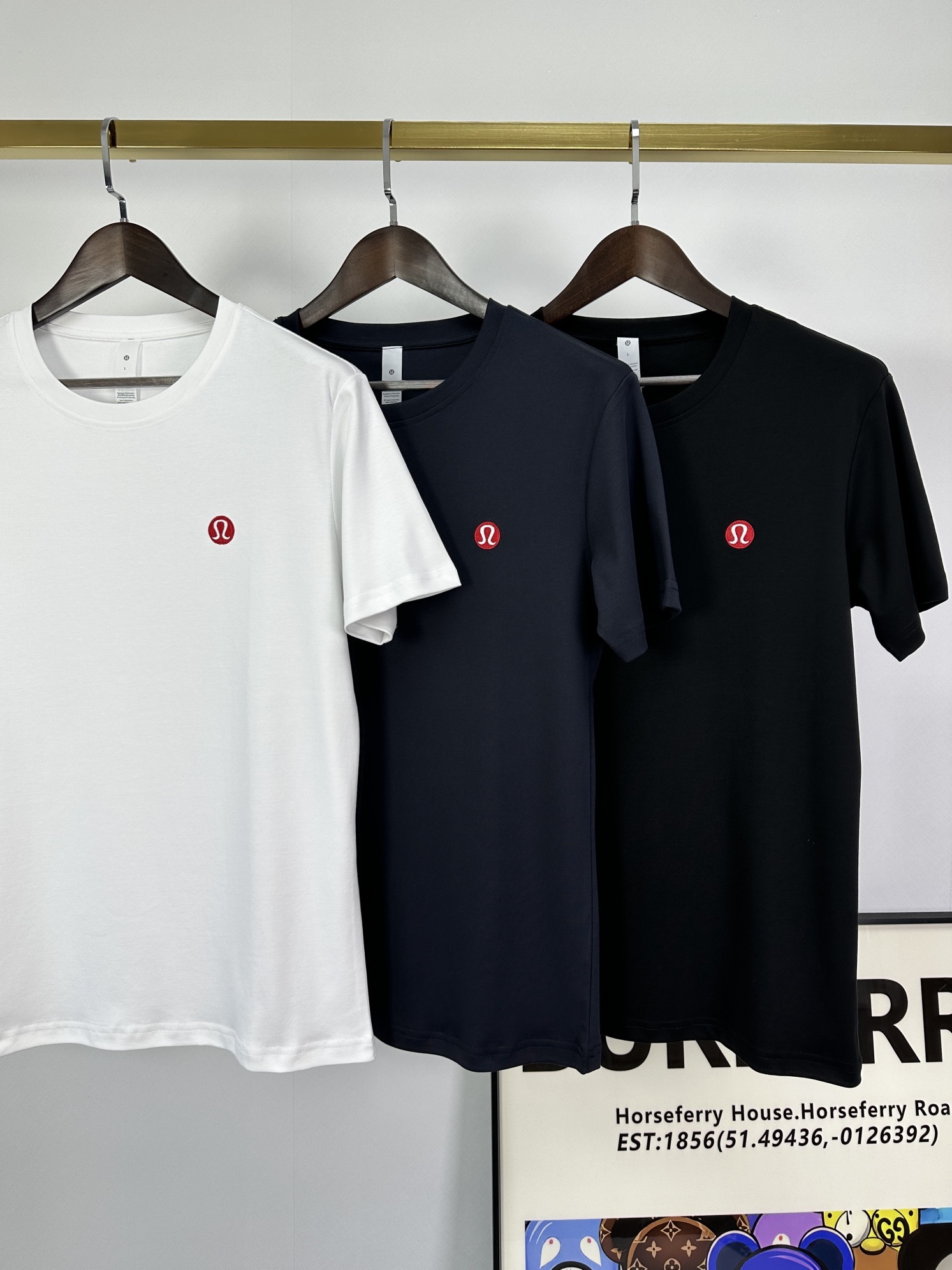 Lulu家25ss早春季最新款圆领短袖,橱窗主打皇室系列 经典小logo基础款 配以立体刺绣图标点缀装