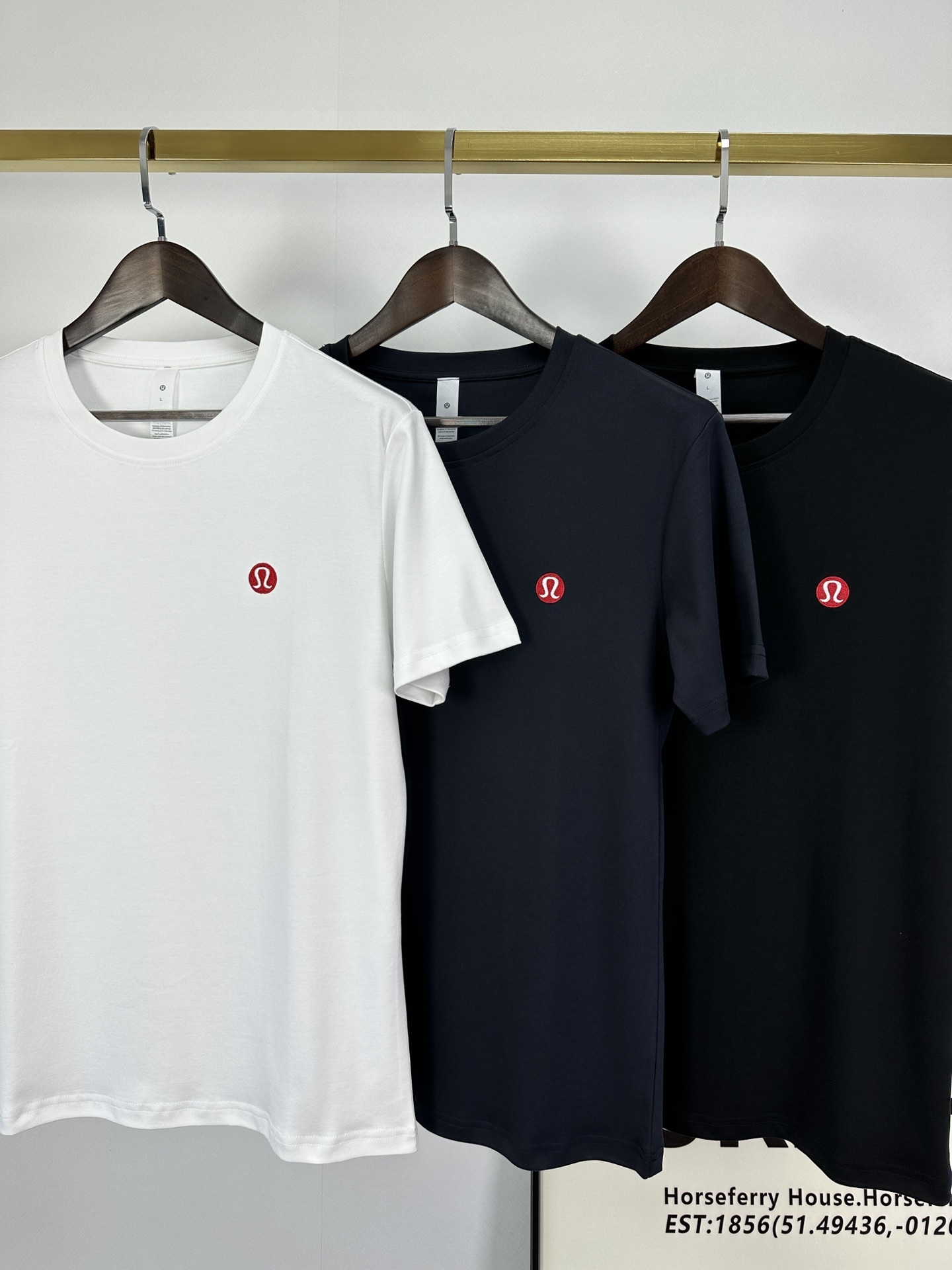 Lulu家25ss早春季最新款圆领短袖,橱窗主打皇室系列 经典小logo基础款 配以立体刺绣图标点缀装