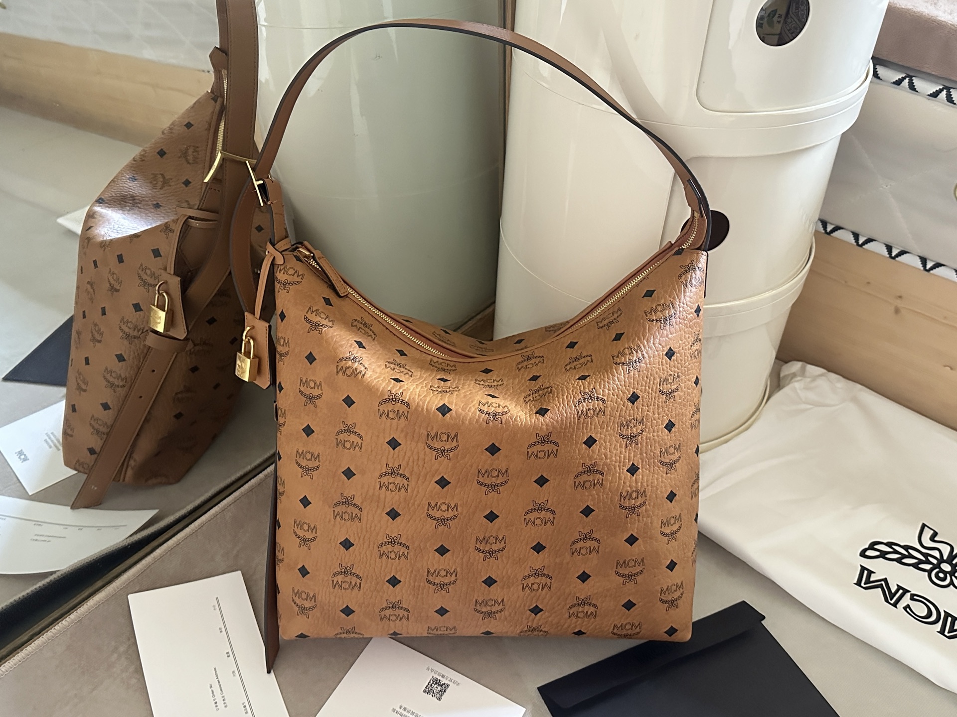 MCM流浪包 牛角包Aren Visetos Hobo肩背包