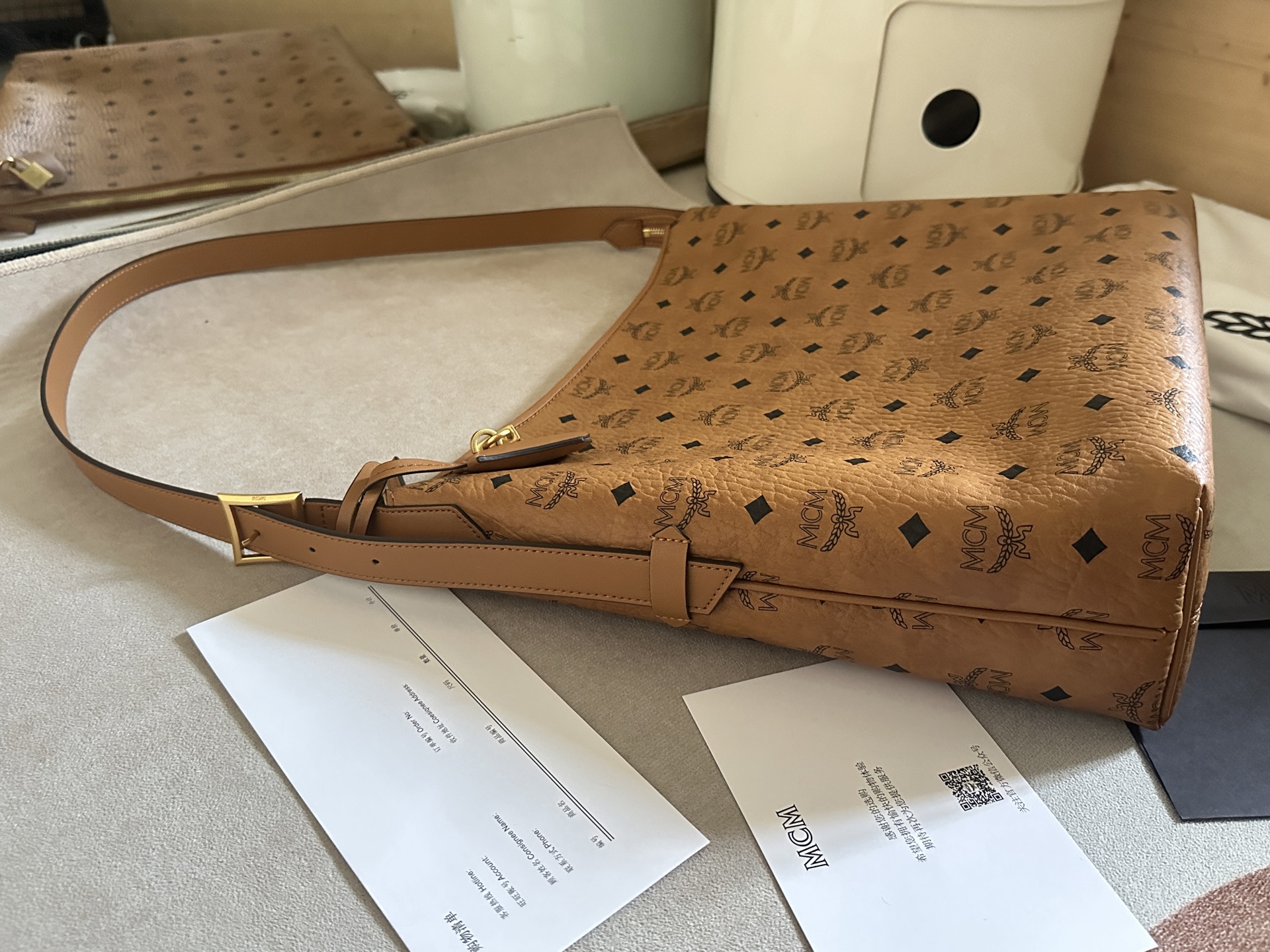 MCM流浪包 牛角包Aren Visetos Hobo肩背包