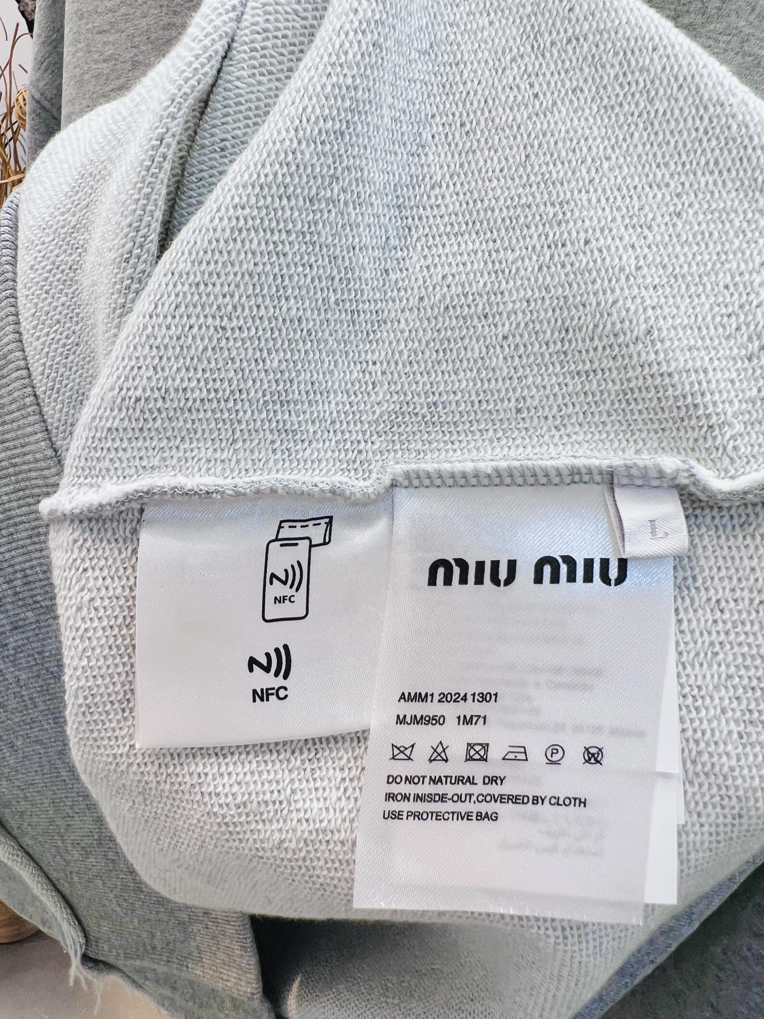 Sizes/m/l/xl蓝/灰两色男女同款MiuMiu/miu里miu气又岚又飒棉质成衣酵洗破坏双领口圆