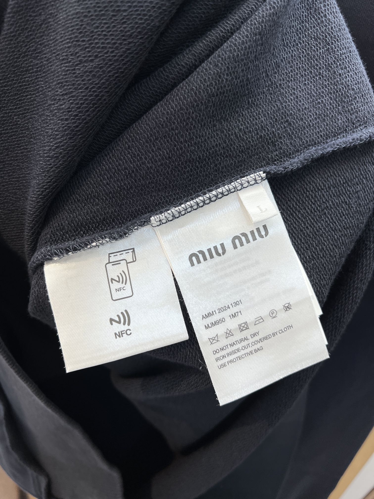 Sizes/m/l/xl蓝灰两色男女同款MiuMiu/miu里miu气又岚又飒棉质成衣酵洗破坏双领口圆领