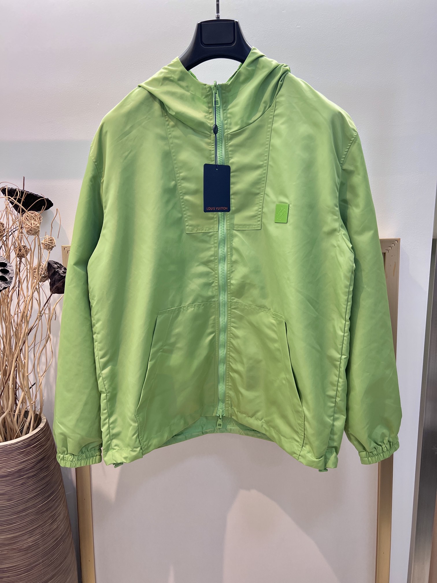 NO:720665,Size 46/48/50/52 black/green, same style for men and women, 1V Louis FW, new fall style, classic double-sided jacquard hooded zipper windbreaker/jacket, dry cleaning only, special price, no return, no exchange, no free shipping, louis vuitton, jackets & coats, hats,19860909Size46/48/50/52黑/绿两色 男女同款 1V路易家FW 秋季新款 经典双面提花连帽拉锁风衣/冲锋衣外套 仅限干洗,特价 不退不换不包邮,louis vuitton,jackets & coats,hats,,Women's clothing