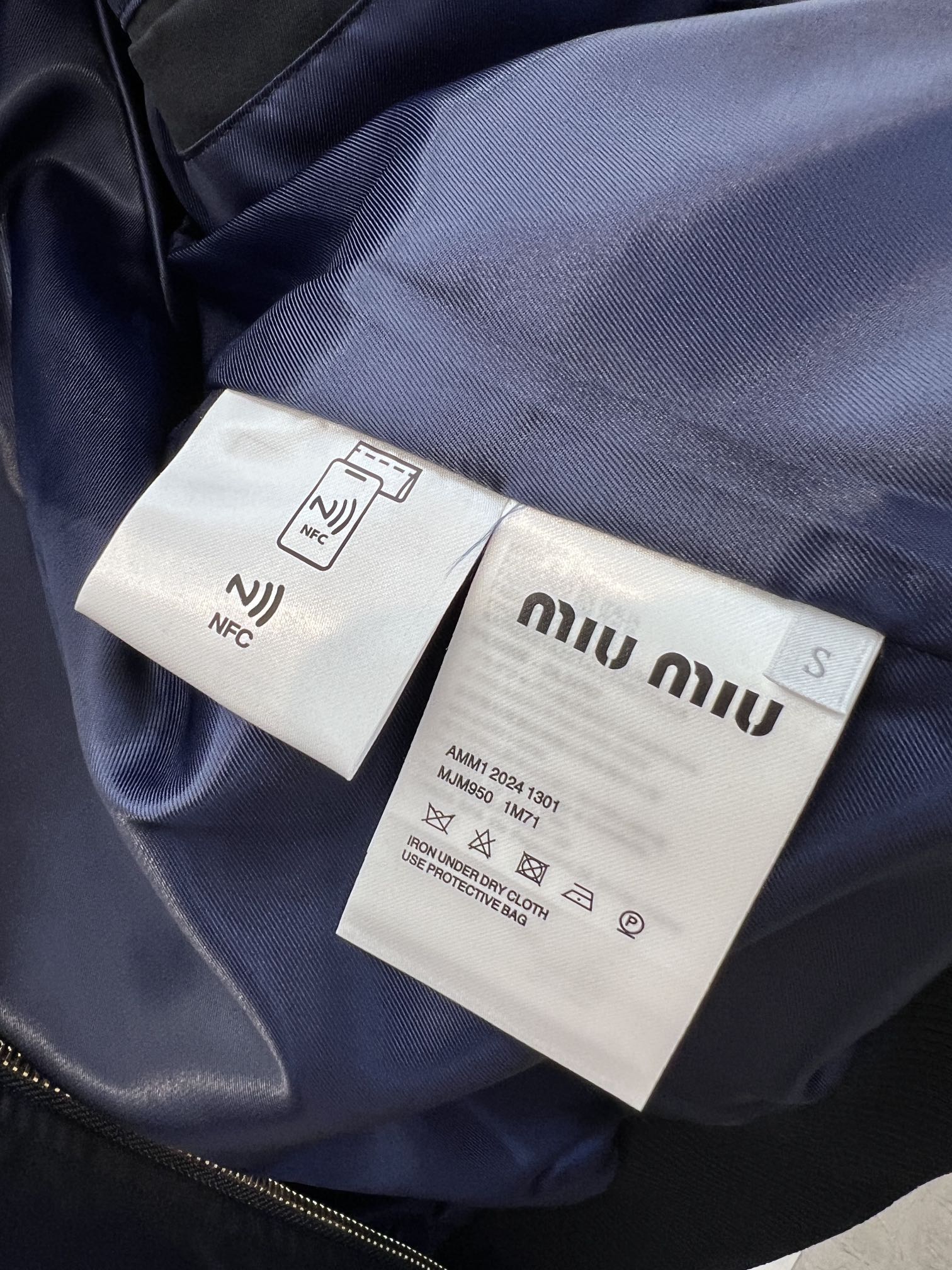 Sizes/m/l/xl蓝/卡其两色男女同款Miumiu/缪缪Logo字母贴皮拉链宽松飞行员夹克外套真的