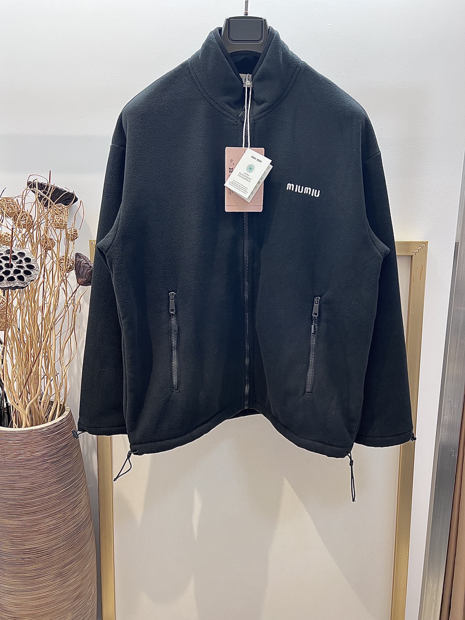 NO:720657,Clearance special price, non-refundable and non-exchangeable. No free shipping. Sizes/m/l/xl black/grey. Same style for men and women. Miumiu/Miumiu polar fleece embroidered logo letter zipper jacket is really fashion-conscious #boycamp #miumiuboy #the most versatile for commuting. Washing method: wrap the laundry bag on the back for fast machine wash in cold water!  !  Do not soak/wash in warm water!  ,Special offer, no return, no exchange, no free shipping, miumiu, jackets & coats,19860909清仓特价不退不换 不包邮Sizes/m/l/xl黑/灰两色 男女同款 Miumiu/缪缪 摇粒绒刺绣logo字母拉锁外套真的是太懂时尚了#男孩阵营 #miumiu男孩 #通勤最百搭的 洗涤方式反面包裹洗衣袋冷水快速机洗！！不得浸泡/温热水洗涤！,特价 不退不换不包邮,miumiu,jackets & coats,,Women's clothing