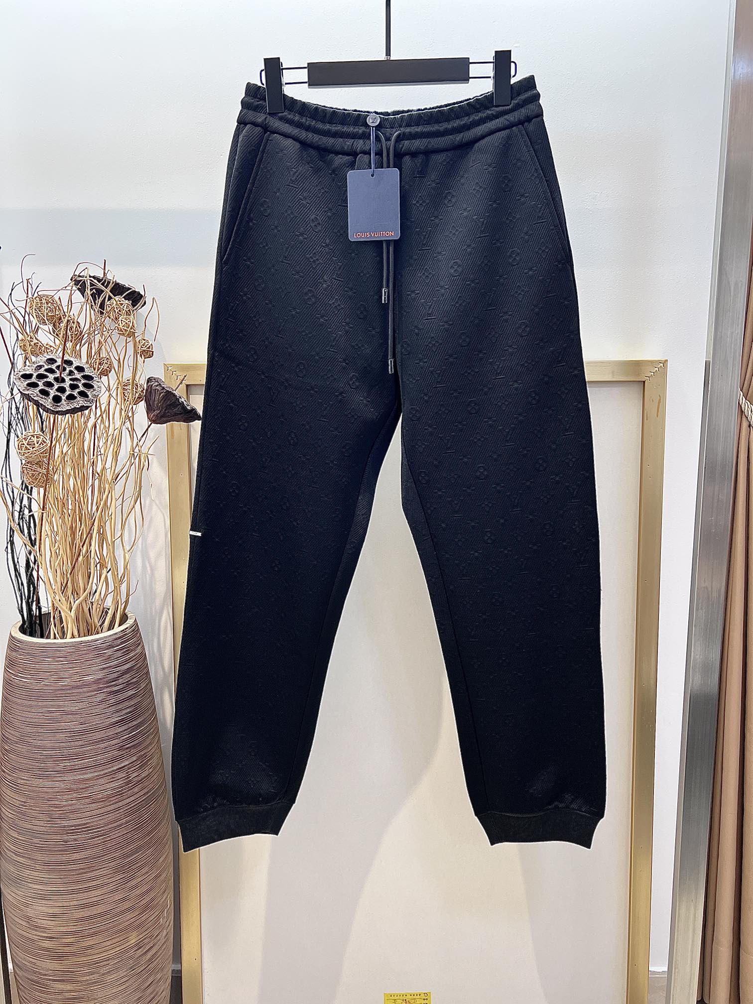 NO:131343,Size 46/48/50/52 Black and white, same style for men and women. This Monogram sweatpants are integrated with creative environmental protection technology to exude casual temperament. The color matching is seasonal black tones. Made of recycled yarn, the full picture is decorated with Louis Vuitton logo, which is low-key to incorporate the texture effect Monogram pattern, which is fashionable and stylish. It is matched with metal signs, suit bags, two side pockets and elastic rope waist circumference. It is recommended to dry cleaning or wrap the back of the laundry bag to quickly machine-wash and dry naturally!  ,,louis vuitton,business suit,alexander wang19860909Size 46/48/50/52 黑白两色 男女同款  本款 Monogram 运动裤融入创意环保技术,散发休闲气质.配色选用应季黑色色调.由回收纱制成,全幅饰有 Louis Vuitton 标识,低调融入纹理效果 Monogram 图案,时尚有型.搭配金属标牌、西装袋、两个侧袋和弹力束绳腰围等细节设计. 洗涤方式建议干洗或包裹洗衣袋反面单独冷水快速机洗自然晾干！,,louis vuitton,business suit,alexander wang,Men's clothing