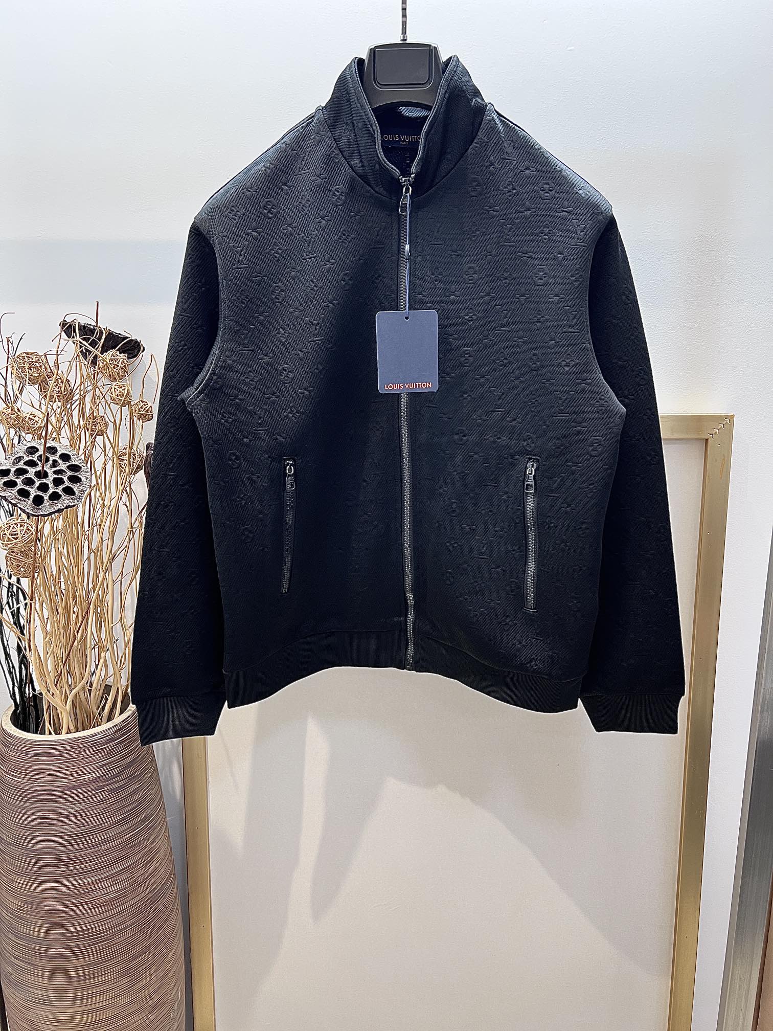 NO:131346,Size 46/48/50/52 Black and white, same style for men and women. This environmentally friendly Monogram full zipper top incorporates Louis Vuitton signature elements into classic casual design, with seasonal black tones. Made of recycled yarn, low-key decoration with Monogram weaving. The zipper runs from the front collar to the hem, and is paired with two zippered front pockets. The right side is embellished with Louis Vuitton engraving signs to add brand style. It is recommended to dry cleaning or wrap the back of the laundry bag to quickly machine-wash and dry naturally!  ,,louis vuitton,louis vuitton,alexander wang19860909Size 46/48/50/52 黑白两色 男女同款  本款环保的 Monogram 全拉链上衣将路易威登标志性元素融入经典休闲设计中,配色选用应季黑色色调.由回收纱制成,低调饰有 Monogram 织纹,拉链由正面衣领贯穿至下摆,另搭配两只拉链前袋.右侧点缀 Louis Vuitton 镂纹标牌,增添品牌格调. 洗涤方式建议干洗或包裹洗衣袋反面单独冷水快速机洗自然晾干！,,louis vuitton,louis vuitton,alexander wang,Men's clothing