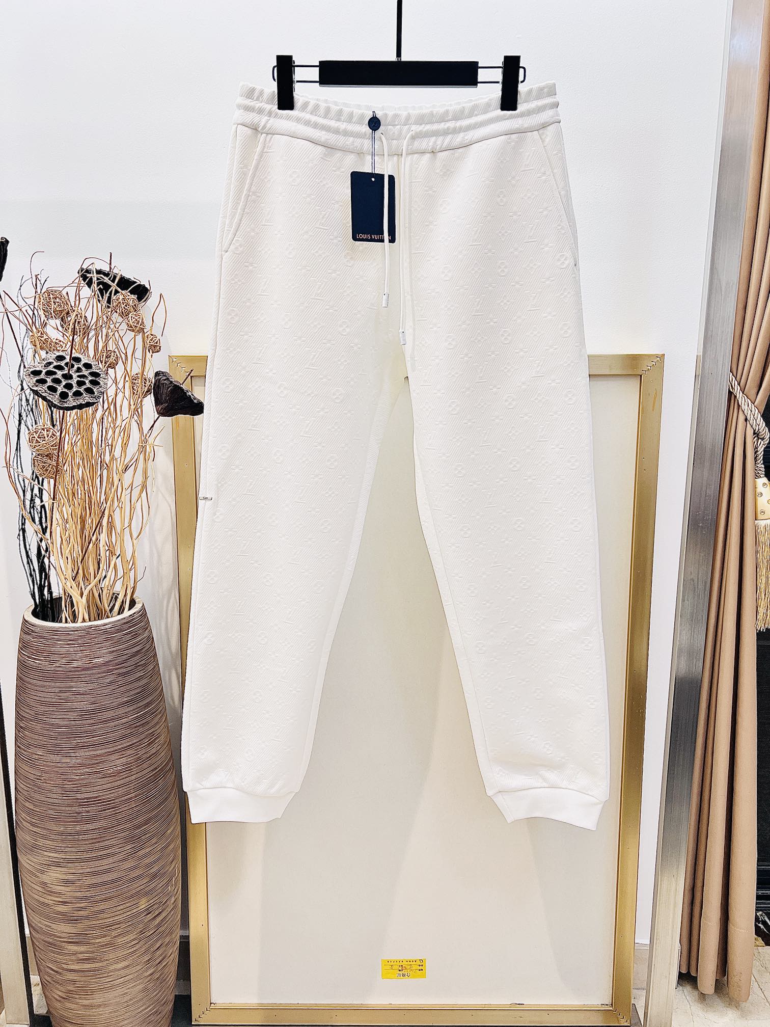 NO:131350,Size 46/48/50/52 Black and white, same style for men and women. This Monogram sweatpants are integrated with creative environmental protection technology to exude casual temperament. The color matching is seasonal black tones. Made of recycled yarn, the full picture is decorated with Louis Vuitton logo, which is low-key to incorporate the texture effect Monogram pattern, which is fashionable and stylish. It is matched with metal signs, suit bags, two side pockets and elastic rope waist circumference. It is recommended to dry cleaning or wrap the back of the laundry bag to quickly machine-wash and dry naturally!  ,,louis vuitton,business suit,alexander wang19860909Size 46/48/50/52 黑白两色 男女同款  本款 Monogram 运动裤融入创意环保技术,散发休闲气质.配色选用应季黑色色调.由回收纱制成,全幅饰有 Louis Vuitton 标识,低调融入纹理效果 Monogram 图案,时尚有型.搭配金属标牌、西装袋、两个侧袋和弹力束绳腰围等细节设计. 洗涤方式建议干洗或包裹洗衣袋反面单独冷水快速机洗自然晾干！,,louis vuitton,business suit,alexander wang,Men's clothing