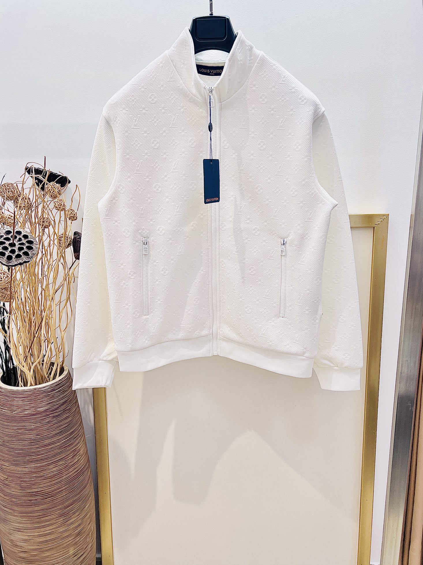 NO:131352,Size 46/48/50/52 Black and white, same style for men and women. This environmentally friendly Monogram full zipper top incorporates Louis Vuitton signature elements into classic casual design, with seasonal black tones. Made of recycled yarn, low-key decoration with Monogram weaving. The zipper runs from the front collar to the hem, and is paired with two zippered front pockets. The right side is embellished with Louis Vuitton engraving signs to add brand style. It is recommended to dry cleaning or wrap the back of the laundry bag to quickly machine-wash and dry naturally!  ,,louis vuitton,louis vuitton,alexander wang19860909Size 46/48/50/52 黑白两色 男女同款  本款环保的 Monogram 全拉链上衣将路易威登标志性元素融入经典休闲设计中,配色选用应季黑色色调.由回收纱制成,低调饰有 Monogram 织纹,拉链由正面衣领贯穿至下摆,另搭配两只拉链前袋.右侧点缀 Louis Vuitton 镂纹标牌,增添品牌格调. 洗涤方式建议干洗或包裹洗衣袋反面单独冷水快速机洗自然晾干！,,louis vuitton,louis vuitton,alexander wang,Men's clothing