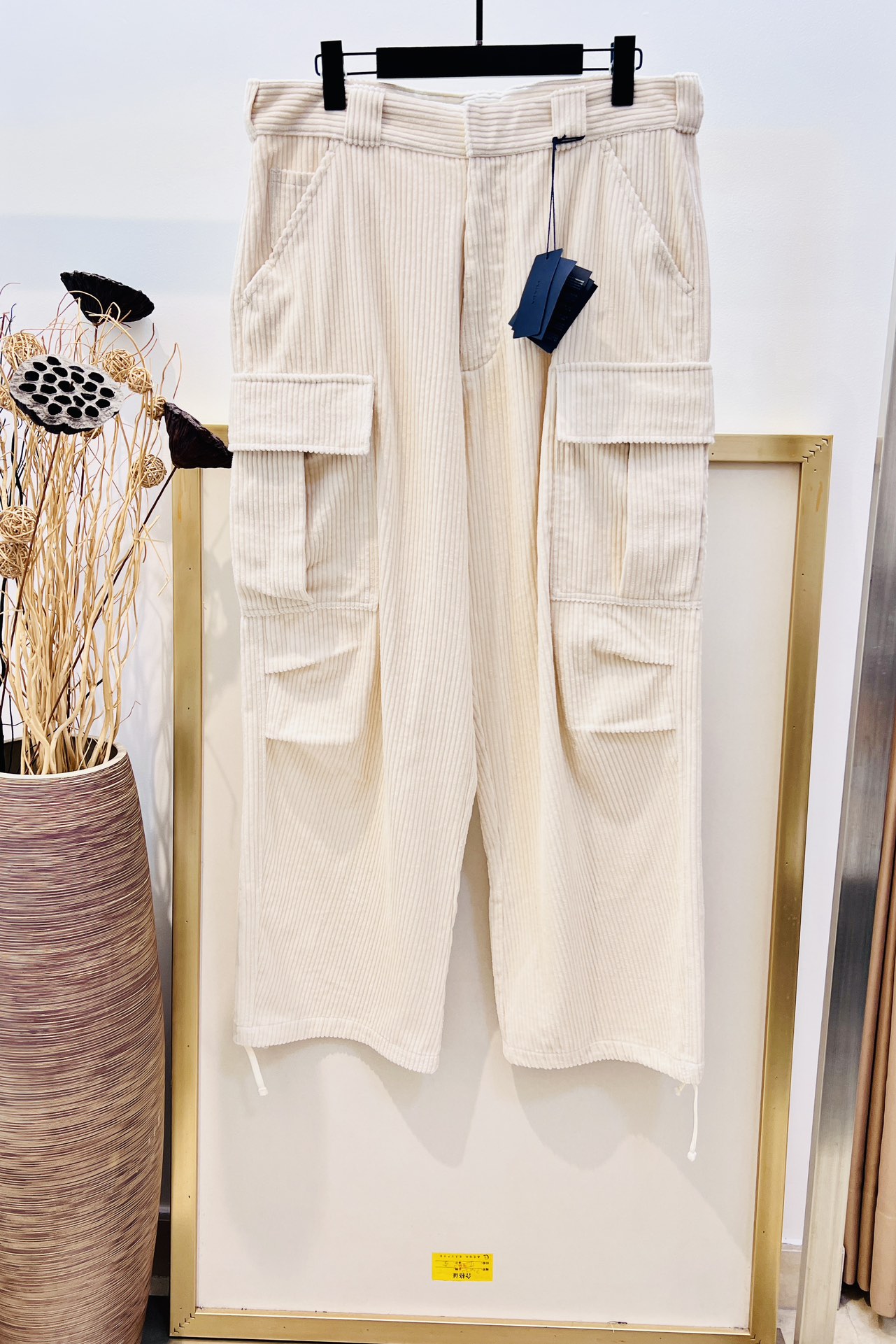 NO:722510,New Year benefits are non-returnable and non-exchangeable. No free shipping. Size Waist: 28/30/32/34. Black/apricot white. Pr*da/Prada. Rough grained cotton corduroy texture work pocket trousers. Novel tailoring, unique original details and classic fabrics create an extraordinary masterpiece. These corduroy texture trousers have an oversize silhouette and unique pocket design.  Wide legs Hidden hook-and-zip fly Front slant pockets Back button welt pockets Drawstring Enameled metal triangle logo at hem for a finishing touch. Dry clean only or wrap inside laundry bag Machine wash cold quickly and dry naturally!  Avoid soaking your hands in warm water and rubbing them, Prada-clothing, prada, versace,19860909新春福利不退不换 不包邮 Size腰围28/30/32/34 黑/杏白两色 Pr*da/普拉达 粗坑纹棉质灯芯绒质感工装口袋长裤 新颖的剪裁、别出心裁的原创细节以及经典面料造就非凡佳作.这款灯芯绒质感长裤呈现Oversize廓形,口袋设计别具特色 阔腿隐藏式钩扣拉链门襟正面斜口插袋背面纽扣嵌线袋抽绳底边涂珐琅金属三角形徽标平添点睛之笔. 仅限干洗或反面包裹洗衣袋快速冷水机洗自然晾干！忌温热水浸泡手洗手搓,普拉达-服装,prada,versace,,Women's clothing