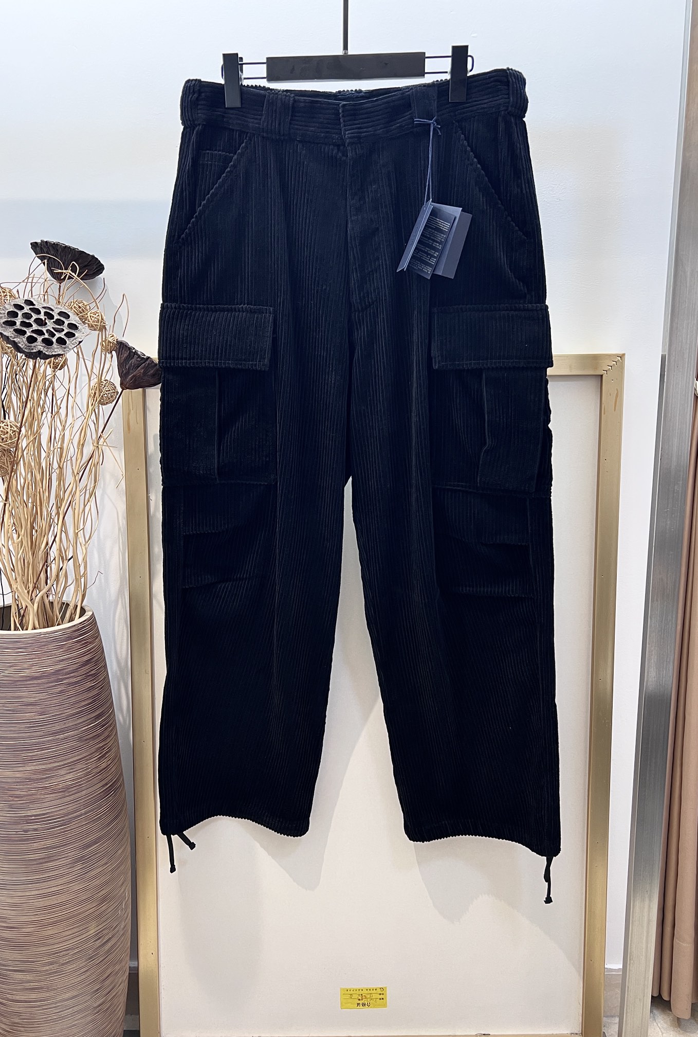 NO:722478,New Year's Benefits No returns, no exchanges, no free shipping Size28/30/32/34/36 Black/apricot white Pr*da/Prada rough pit cotton corduroy texture work pocket trousers Novel tailoring, unique original details and classic fabrics create an extraordinary masterpiece. These corduroy texture trousers have an Oversize silhouette and a unique pocket design  Wide legs Hidden hook-and-zip fly Front slant pockets Back button welt pockets Drawstring Enameled metal triangle logo at hem for a finishing touch. Dry clean only or wrap inside laundry bag Machine wash cold quickly and dry naturally!  Avoid soaking your hands in warm water and rubbing them, Prada-clothing, prada, versace,19860909新春福利 不退不换 不包邮 Size28/30/32/34/36 黑/杏白两色 Pr*da/普拉达 粗坑纹棉质灯芯绒质感工装口袋长裤 新颖的剪裁、别出心裁的原创细节以及经典面料造就非凡佳作.这款灯芯绒质感长裤呈现Oversize廓形,口袋设计别具特色 阔腿隐藏式钩扣拉链门襟正面斜口插袋背面纽扣嵌线袋抽绳底边涂珐琅金属三角形徽标平添点睛之笔. 仅限干洗或反面包裹洗衣袋快速冷水机洗自然晾干！忌温热水浸泡手洗手搓,普拉达-服装,prada,versace,,Women's clothing