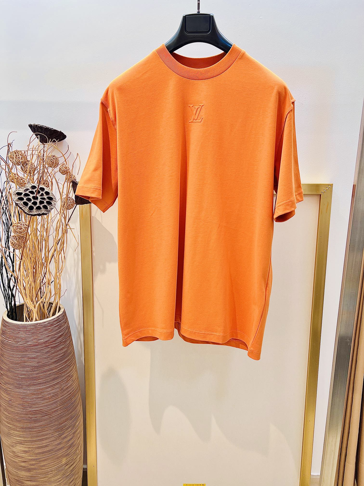 NO:755624,Size 46/48/50/52, same style for men and women. 1V Louis family This T-shirt is made of soft heavyweight cotton, with light silicone to shape the front 1V logo embossing, which is consistent with zp. Nano-scale silicone will not leave marks/never stick to the body, and the modern atmosphere is visible at a glance. The flip-effect silk label is embellished on the back. The light knitted cotton is cut into a slim fit. The zp-aligned shoulders are fully hand-stitched with double threads for a more refined look!  For pure cotton products, please wrap them in a laundry bag with cold water and wash separately to dry naturally. Do not soak in warm water!  ,Louis Vuitton-clothing,louis vuitton,real silk,19860909Size46/48/50/52码 男女同款 1V 路易家 本款 T 恤取材柔软重磅纯棉,以轻盈硅质塑造正面 1V 标识压纹,与zp一致纳米级硅胶不出印痕/绝不扎身,摩登气息一眼即现.翻转效果真丝标签点缀背后.轻盈针织棉布裁出修身版型.zp一致肩部全手工双线缝制工艺更显精致！ 纯棉制品请反面冷水包裹洗衣袋单独洗涤自然晾干,切勿温热水浸泡！,路易威登-服装,louis vuitton,real silk,,Women's clothing