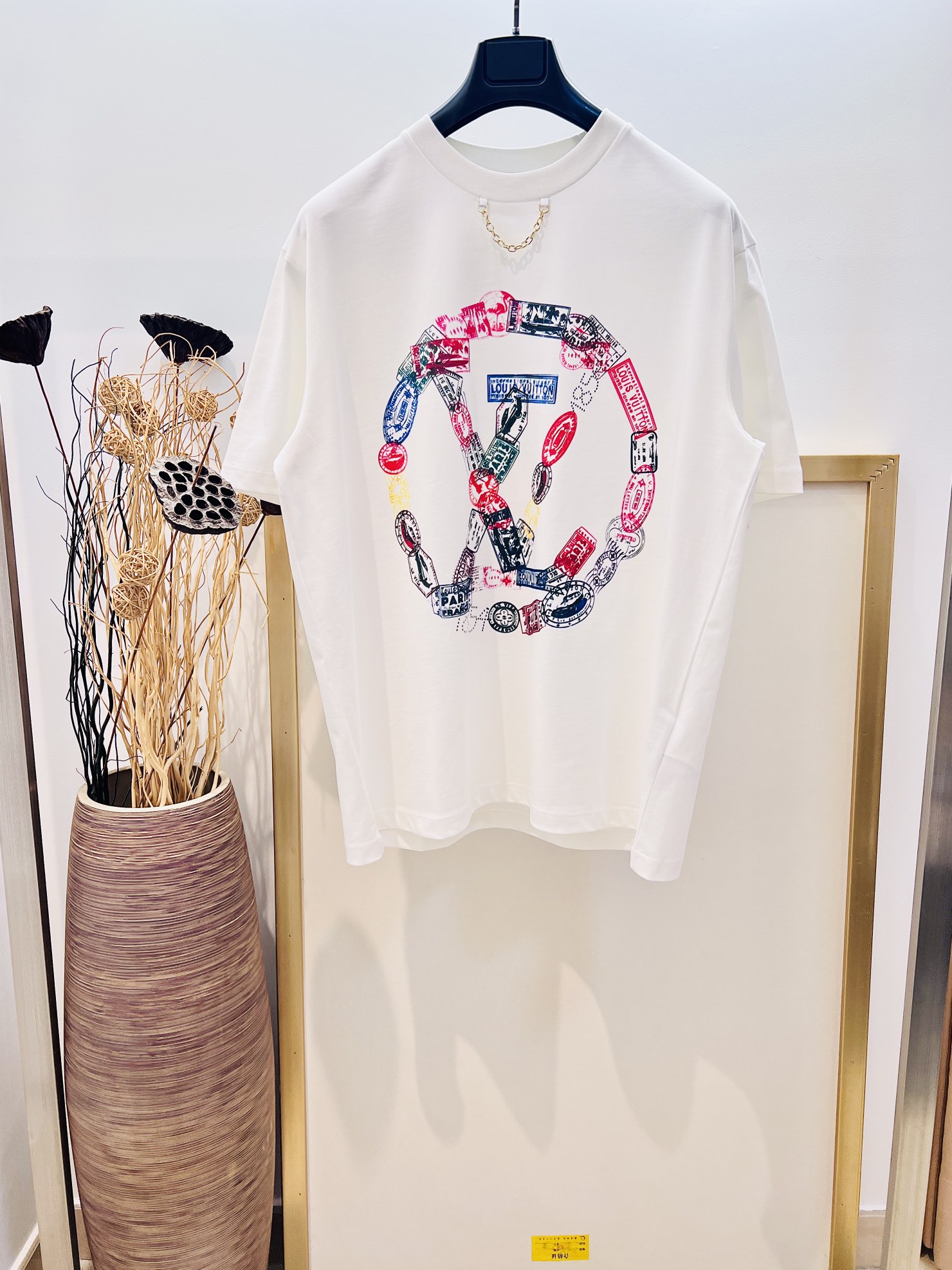 NO:863182,Clearance special price. No returns or exchanges. No free shipping. Size 46/48/50/52. Same style for men and women. 1V Louis Vuitton Travel Badge Chain Print T-shirt. Made of heavy cotton and supplemented by genuine leather lanyard chain/direct-printed travel badge with 1V Louis Vuitton 1854 created brand logo, super noble and fashionable!  The OS silhouette design has a slightly casual travel style. It is recommended to dry clean or wrap it in a laundry bag, machine wash it separately in cold water and let it dry naturally!  ,Special offer, no return, no exchange, no free shipping, louis vuitton, tees, t-shirt,19860909清仓特价.不退不换 不包邮 Size 46/48/50/52男女同款 1V路易家 旅行徽章锁链印花T恤 采用重磅棉质辅以真皮挂绳锁链/直喷印花旅行徽章配以1V路易威登1854创建品牌logo超显尊贵时尚！OS廓形设计略显休闲旅行风格 洗涤方式建议干洗或包裹洗衣袋反面单独冷水快速机洗自然晾干！,特价 不退不换不包邮,louis vuitton,tees，t-shirt,,Women's clothing