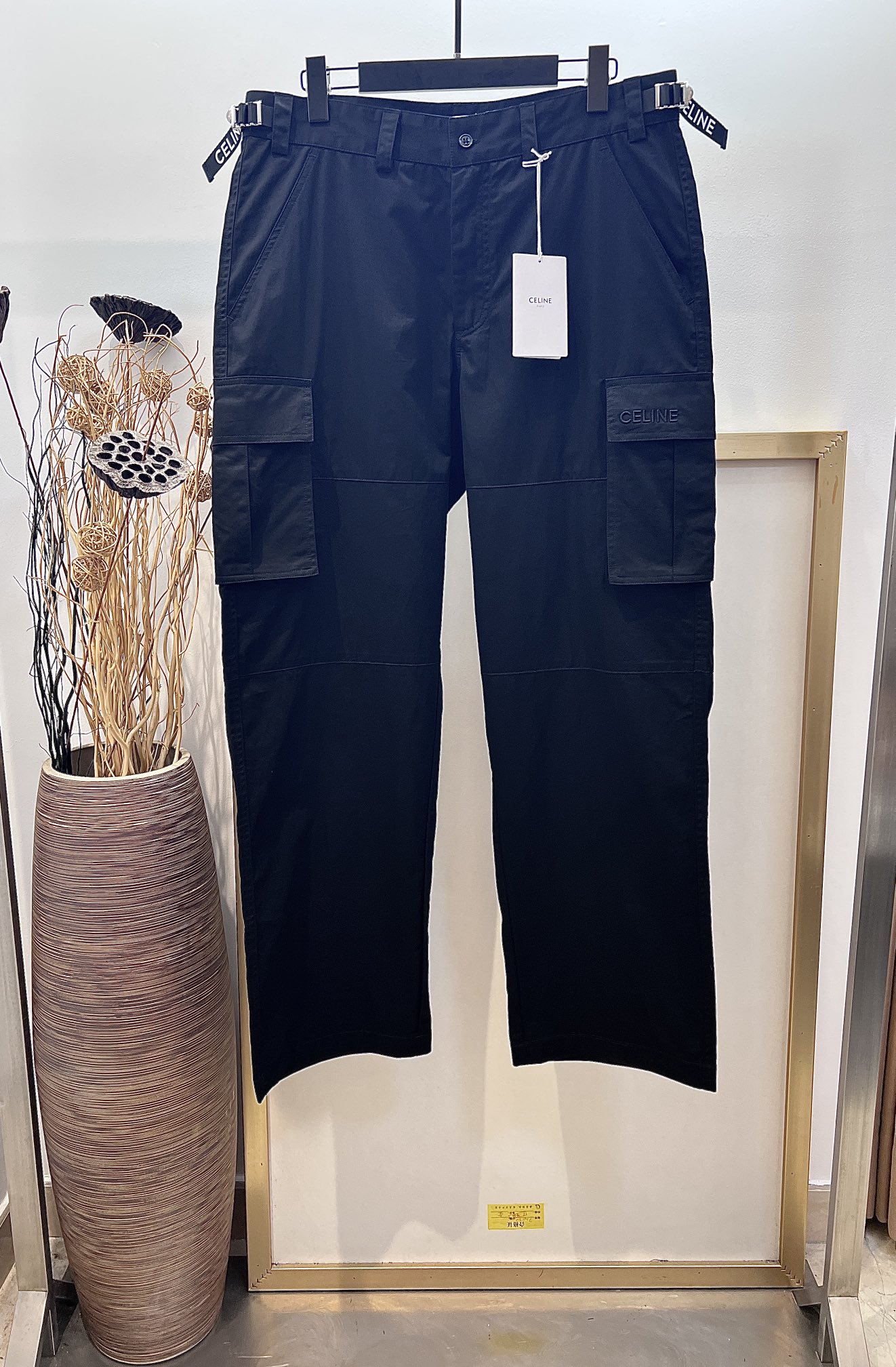 NO:720650,Clearance special price, no refunds, no exchanges, no free shipping Sizes/m/l/xl [waist size 30/32/34/36] same style for men and women Cel*ne/race* technology cotton work pocket trousers  Side pockets are decorated with CEL*NE embroidery. Loose-fitting mid-rise. 2 side pockets. 2 flap pockets on the back. 2 flap patch pockets on the legs. 2 flap patch pockets on the side with CEL*NE snap buttons. CEL*NE adjustable tabs at the waist. CEL*NE metal buckle. Zippers and buttons engraved with CEL*NE PARIS. Washing method: Dry clean or wrap it inside out in a laundry bag. Wash separately and iron on the back at medium temperature!  Do not soak/wash in warm water!  , special price, no refunds, no exchanges, no free shipping,19860909清仓特价不退不换 不包邮 Sizes/m/l/xl【腰围30/32/34/36码】男女同款 Cel*ne/赛*科技棉质工装口袋长裤 侧袋饰以CEL*NE刺绣宽松版型中腰2个侧袋背面设2个翻盖口袋裤腿侧面设有2个翻盖贴袋,配以CEL*NE按扣腰部设有CEL*NE调节袢带,配以CEL*NE金属搭扣拉链和纽扣镌刻CEL*NE PARIS字样 洗涤方式干洗或反面包裹洗衣袋单独洗涤后反面中温熨烫！不得浸泡/温热水洗涤！,特价 不退不换不包邮,,Women's clothing