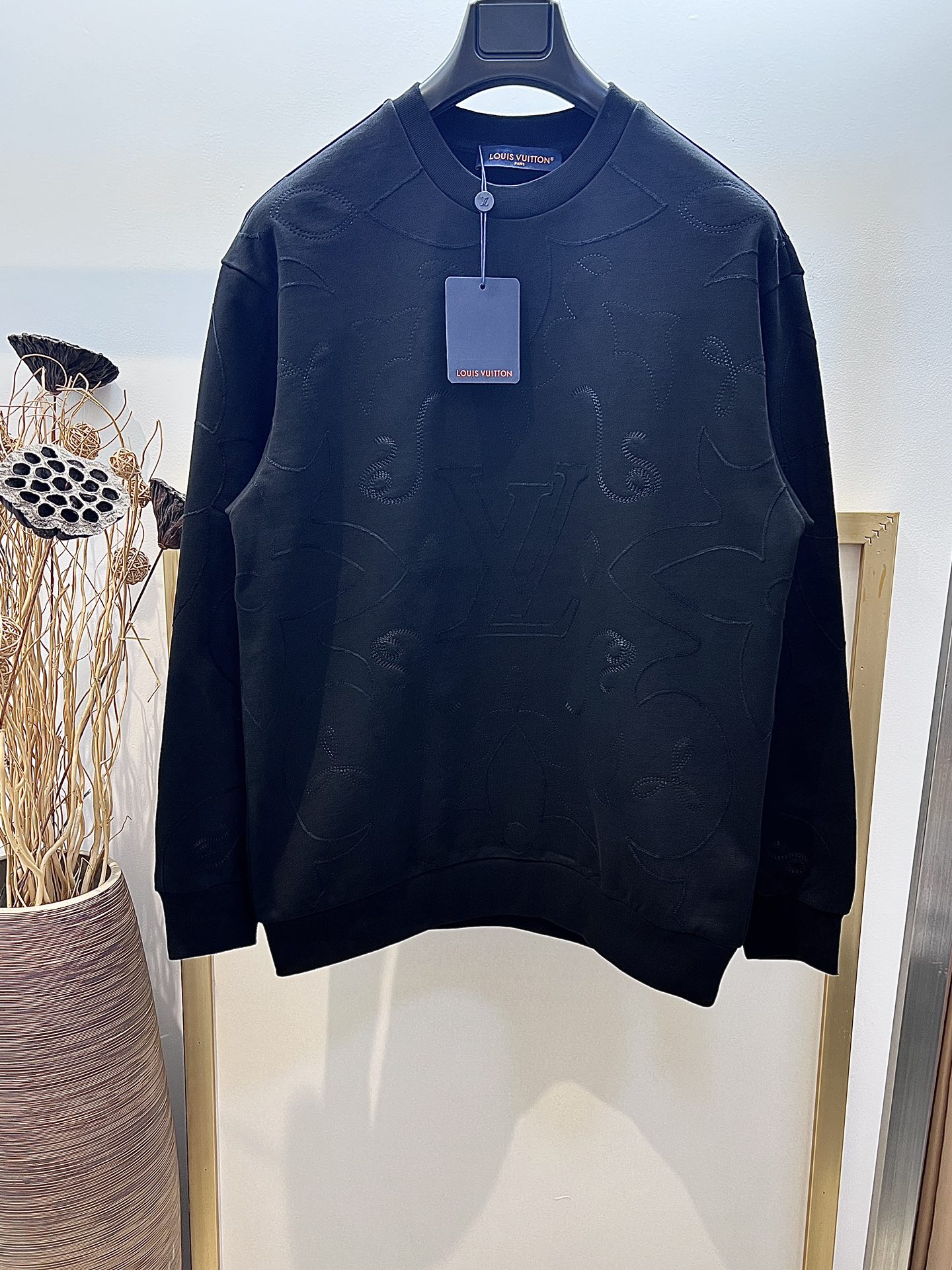 NO:722481,New Year benefits are non-returnable and non-free shipping. Size 46/48/50/52. Same style for men and women. 1V Louis family full-frame MONOGRAM embroidered round neck cotton pullover long-sleeved sweatshirt. This cotton suede bottom sweatshirt is fully covered with Monogram. Multiple embroidery details are used to create a rich texture, making it an elegant choice in the warm season. It is recommended to dry clean or wrap it in a laundry bag and quickly machine wash it in cold water and let it dry naturally! ,Prada-clothing,louis vuitton,prada,19860909新春福利不退不换 不包邮Size 46/48/50/52男女同款 1V路易家全幅MONOGRAM 刺绣圆领棉质套头长袖衞衣 本款棉质绒面底衞衣全幅铺陈 Monogram 再以多重刺绣工艺细节营造丰盈肌理,成就温暖时节的优雅之选. 洗涤方式建议干洗或包裹洗衣袋反面单独冷水快速机洗自然晾干！,普拉达-服装,louis vuitton,prada,,Women's clothing