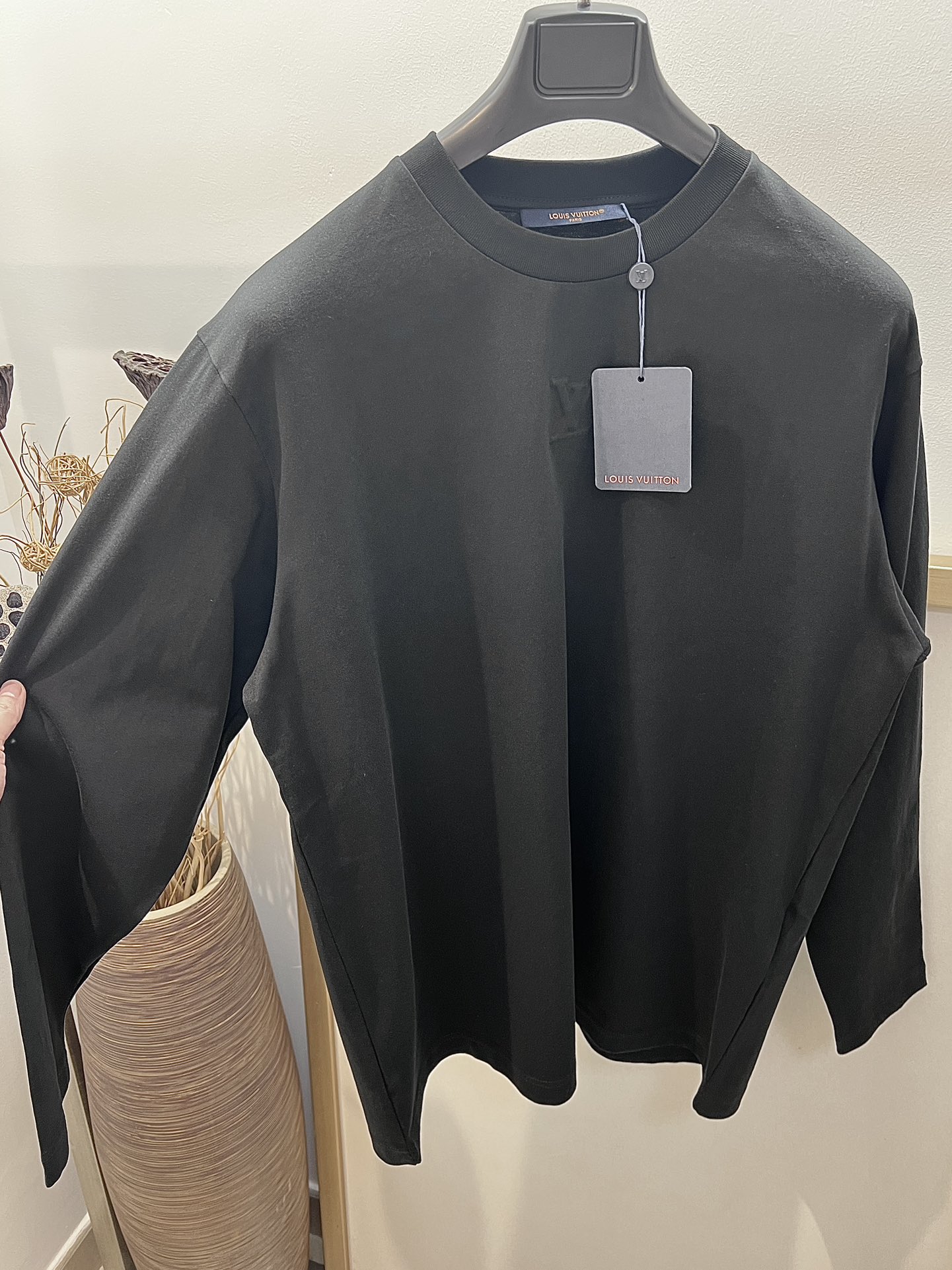 Louis Vuitton 1V路易家 本款棉质长袖 T 恤以当季色调传递典雅韵味 成就日常搭配佳选 胸前 LV 刺绣压纹含蓄标注品牌身份