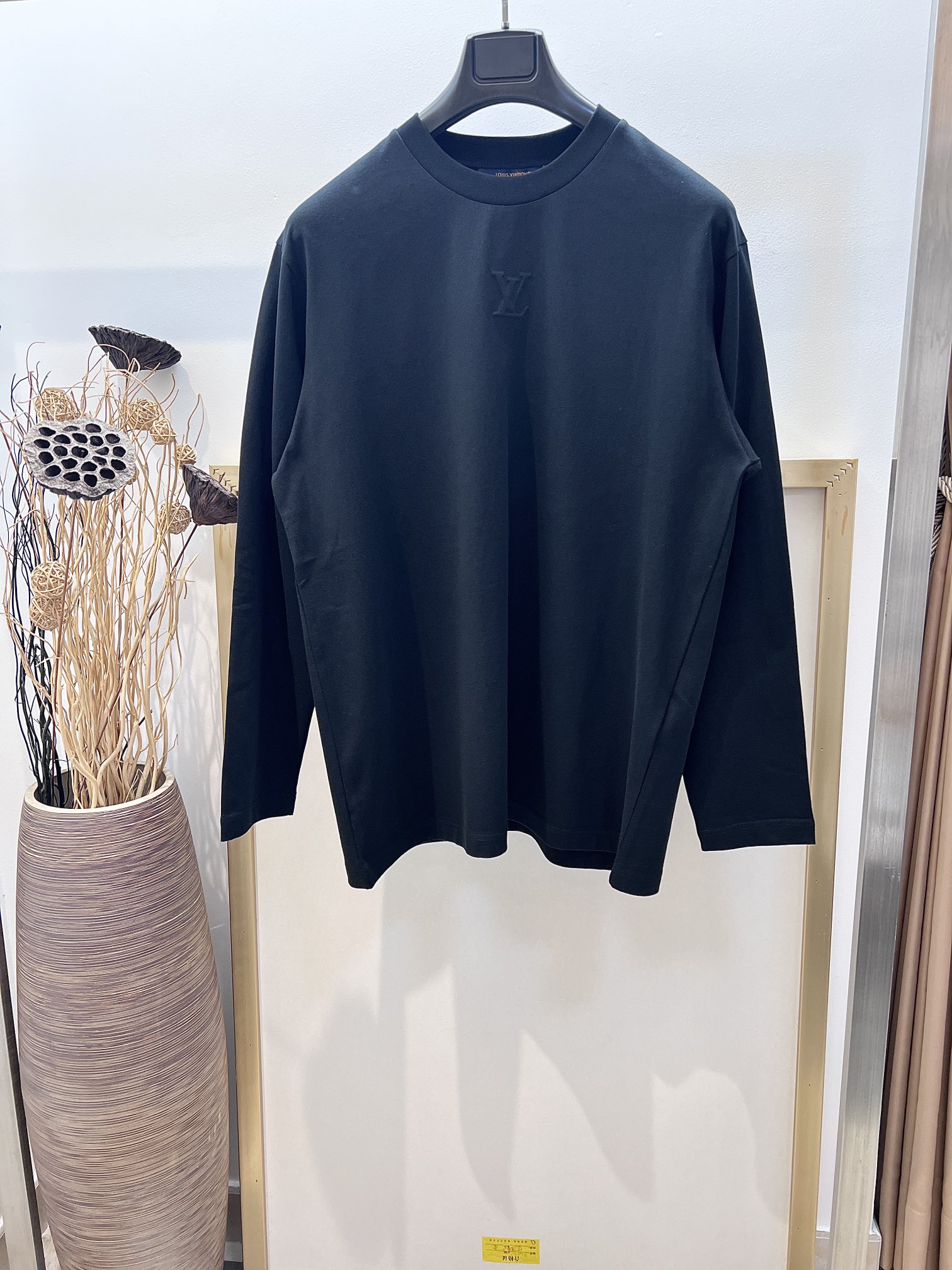 Louis Vuitton 1V路易家 本款棉质长袖 T 恤以当季色调传递典雅韵味 成就日常搭配佳选 胸前 LV 刺绣压纹含蓄标注品牌身份