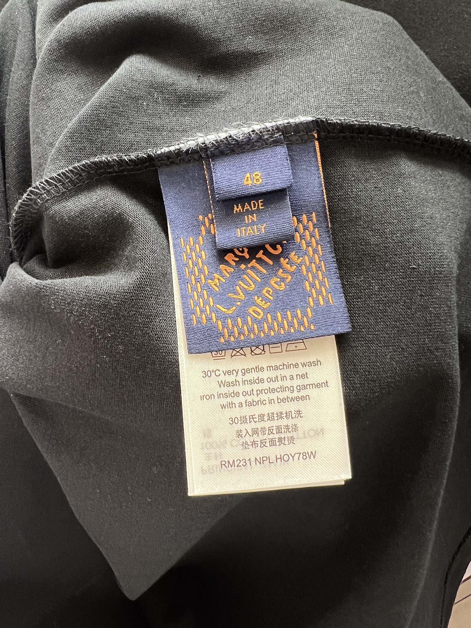 Louis Vuitton 1V路易家 本款棉质长袖 T 恤以当季色调传递典雅韵味 成就日常搭配佳选 胸前 LV 刺绣压纹含蓄标注品牌身份
