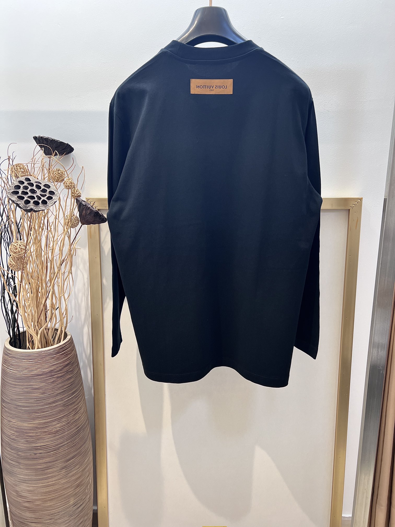Louis Vuitton 1V路易家 本款棉质长袖 T 恤以当季色调传递典雅韵味 成就日常搭配佳选 胸前 LV 刺绣压纹含蓄标注品牌身份