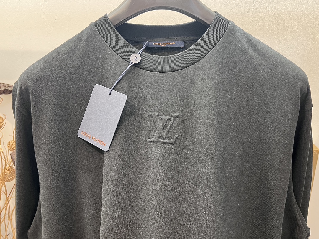 Louis Vuitton 1V路易家 本款棉质长袖 T 恤以当季色调传递典雅韵味 成就日常搭配佳选 胸前 LV 刺绣压纹含蓄标注品牌身份