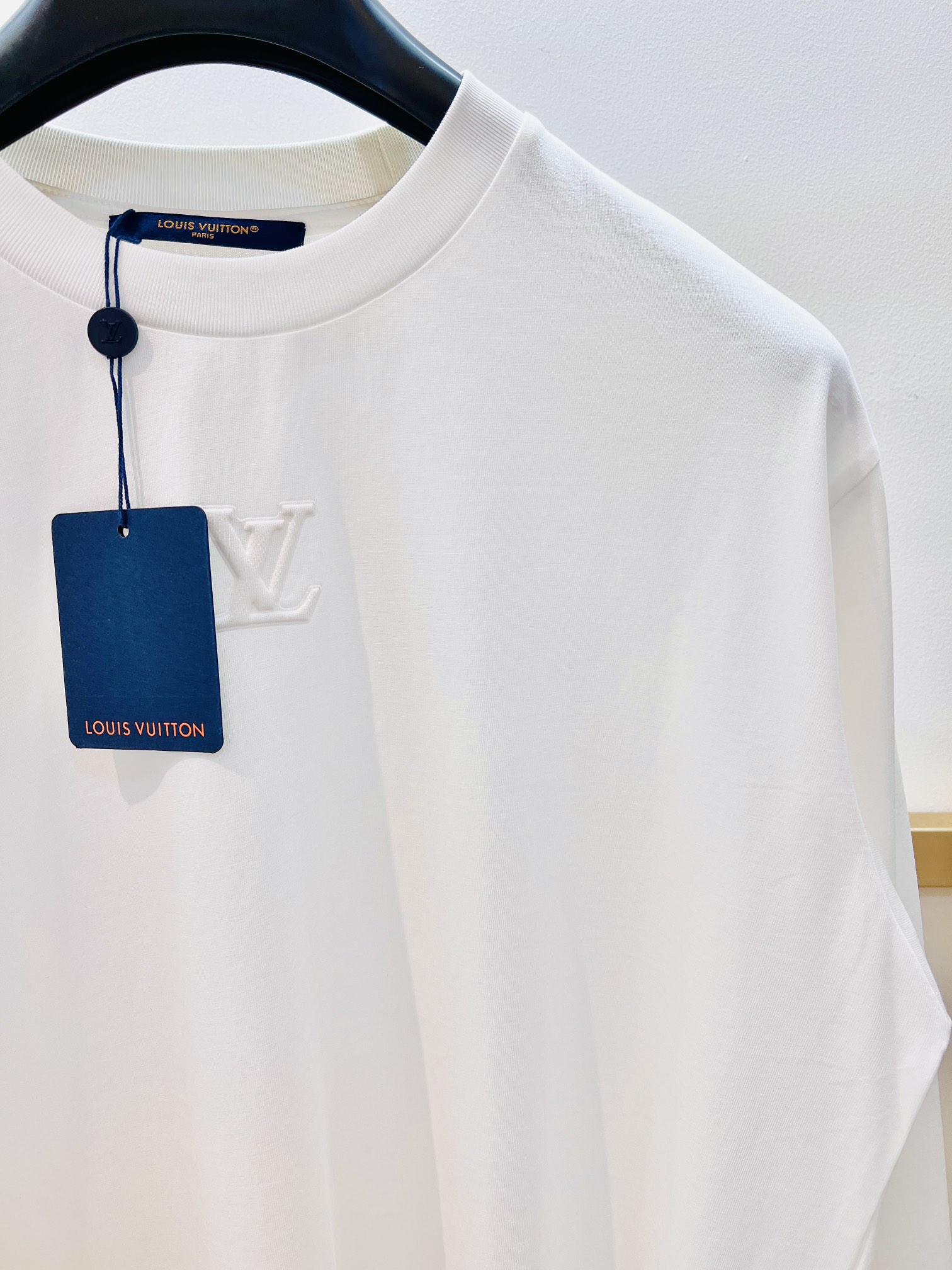 Louis Vuitton 1V路易家 本款棉质长袖 T 恤以当季色调传递典雅韵味 成就日常搭配佳选 胸前 LV 刺绣压纹含蓄标注品牌身份