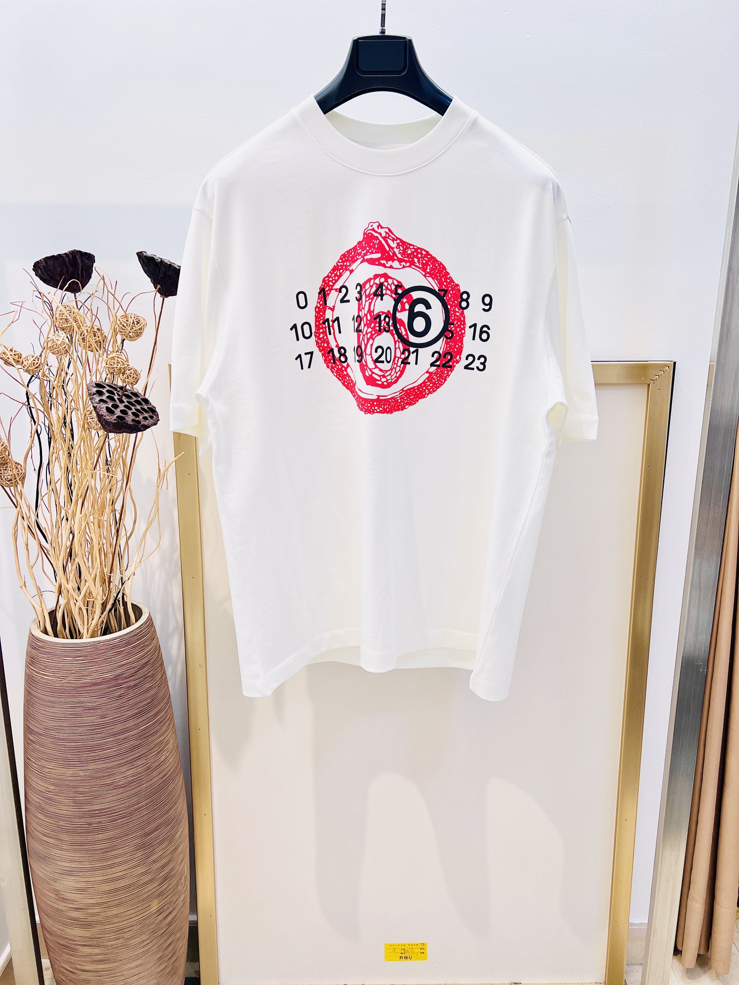 NO:722414,New Year's Benefits No Returns No Exchanges No Free Shipping Sizem/l/xl Unisex Mai*on Marg*ela/Mar*la half-sleeved T-shirt Heavy cotton casual and versatile, the upper body is very comfortable, especially suitable for people like me who like to wear comfortably # versatile style #Margela # looming like being in the backstage of a big show~ When it comes to digital art, MM6 is definitely at the top. Simple digital art has always been at the top of the European trend. Washing method is dry cleaning or fast machine wash in cold water and dry naturally!  Avoid soaking in warm water, special price, no return, no exchange, no free shipping, masion margiela, masion margiela, tees, t-shirt,19860909新春福利 不退不换 不包邮 Sizem/l/xl男女同款 Mai*on Marg*ela/马*拉 半袖T恤 重磅纯棉休闲百搭的一款 上身很舒适 特别适合我这种喜欢舒适穿着 #百搭款 #马吉拉＃若隐若现仿佛置身大秀后场~论数字艺术MM6绝对玩到顶尖 简约数字艺术始终走在欧洲潮流顶端 洗涤方式干洗或反面冷水快速机洗自然晾干！忌温热水浸泡,特价 不退不换不包邮,masion margiela,masion margiela,tees，t-shirt,,Women's clothing