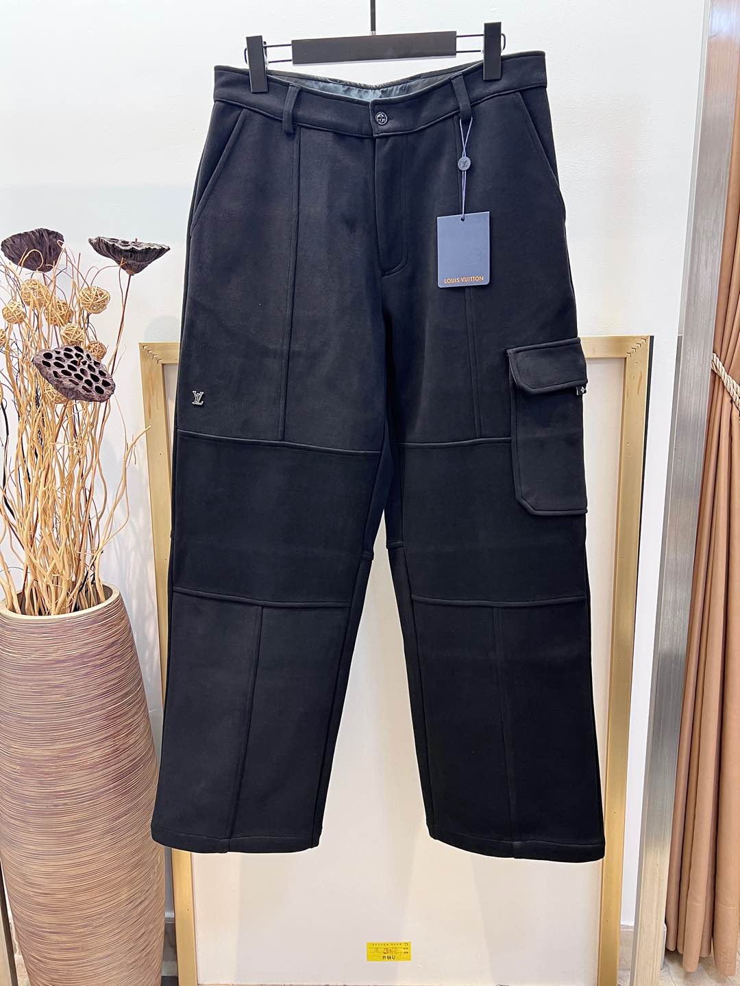 NO:722504,New Year benefits are non-returnable and non-exchangeable. No free shipping. Size 48/50/52 (size 32/34/36) black, same style for men and women. 1V Louis family wool splicing work trousers and casual pants. It is recommended to dry clean or wrap the laundry bag on the back. Quick machine wash in cold water and let dry naturally!  ,Special offer, no return, no exchange, no free shipping, louis vuitton,19860909新春福利不退不换 不包邮 Size 48/50/52（32/34/36码）黑色 男女同款 1V路易家 羊毛拼接工装长裤休闲裤 洗涤方式建议干洗或包裹洗衣袋反面单独冷水快速机洗自然晾干！,特价 不退不换不包邮,louis vuitton,,Women's clothing