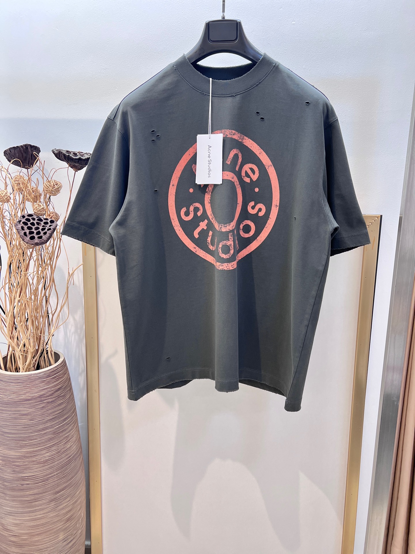 NO:722409,New Year benefits are non-returnable and non-exchangeable. No free shipping. Size L/XL. Loose OS silhouette. Black and gray/bean paste green. Same style for men and women. AC*E heavy cotton distressed printed wash damaged half-sleeved T-shirt. Heavy cotton casual and versatile. The upper body is very comfortable. Especially suitable for people like me who like to wear comfortably. In terms of art, I am absolutely at the top. Simple art is always at the top of the European trend. Washing method: Dry clean or fast machine wash in cold water and dry naturally!  Avoid soaking in warm water, special price, no return, no exchange, no free shipping, tees, t-shirts,19860909新春福利不退不换 不包邮SizeL/XL码 OS廓形宽松版 黑灰/豆沙绿两色 男女同款 AC*E 重磅纯棉残旧印花洗水破坏半袖T恤 重磅纯棉休闲百搭的一款 上身很舒适 特别适合我这种喜欢舒适穿着 论艺术绝对玩到顶尖 简约艺术始终走在欧洲潮流顶端 洗涤方式干洗或反面冷水快速机洗自然晾干！忌温热水浸泡,特价 不退不换不包邮,tees，t-shirt,,Women's clothing