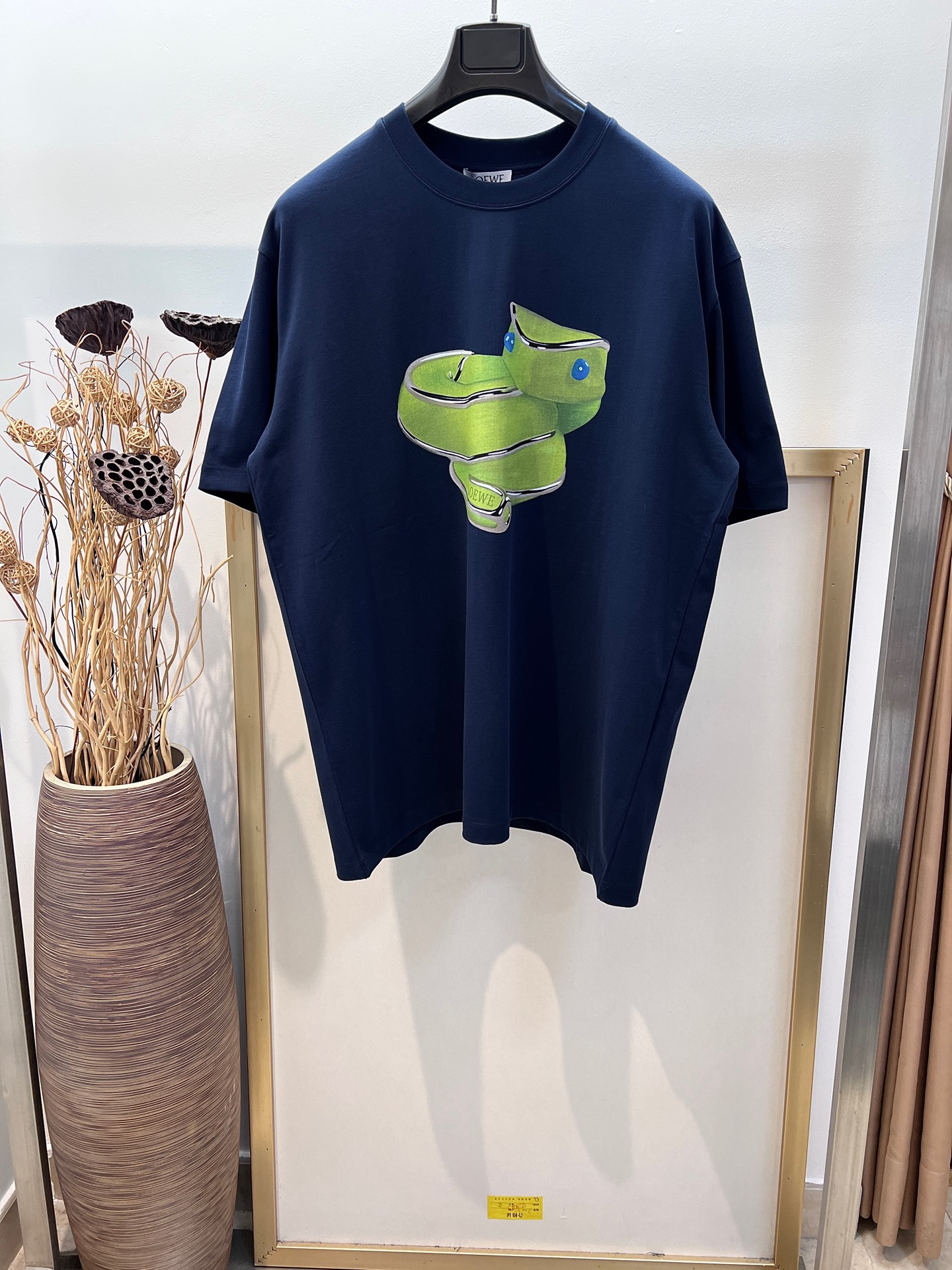 NO:863263,Special offer to celebrate the National Day, non-refundable and non-exchangeable. No free shipping. Sizes/m/l/xl. Blue and white. Loose fit. Same style for men and women. 197646252081 LOEWE/Luo Yiwei 2025 New Year Limited Cute Snake Direct Print Printed Lightweight Cotton Jersey T-shirt.  The loose fit, I can wear this T-shirt forever / The classic T-shirt will never go out of style, the oversized loose fit is so cool, it goes well with leggings... It is recommended to wrap it in a laundry bag on the inside for quick machine washing or dry cleaning in cold water!  Avoid soaking in warm water/rubbing with hands, special price, no return, no exchange, no free shipping, loewe, loewe, versace, tees, t-shirt,19860909喜迎国庆特价不退不换 不包邮Sizes/m/l/xl 蓝白两色 宽松版型 男女同款 197646252081 LOEWE/罗意威 2025新春限定可爱蛇蛇直喷印花轻盈棉质平纹针织 T 恤 宽松版型,这件T恤我可以穿到天荒地老/经典款T恤永不过时,oversize宽松版型好酷,搭配leggings穿也妥妥哒…… 洗涤方式建议反面包裹洗衣袋冷水快速机洗或干洗！忌温热水浸泡/手搓,特价 不退不换不包邮,loewe,loewe,versace,tees，t-shirt,,Women's clothing
