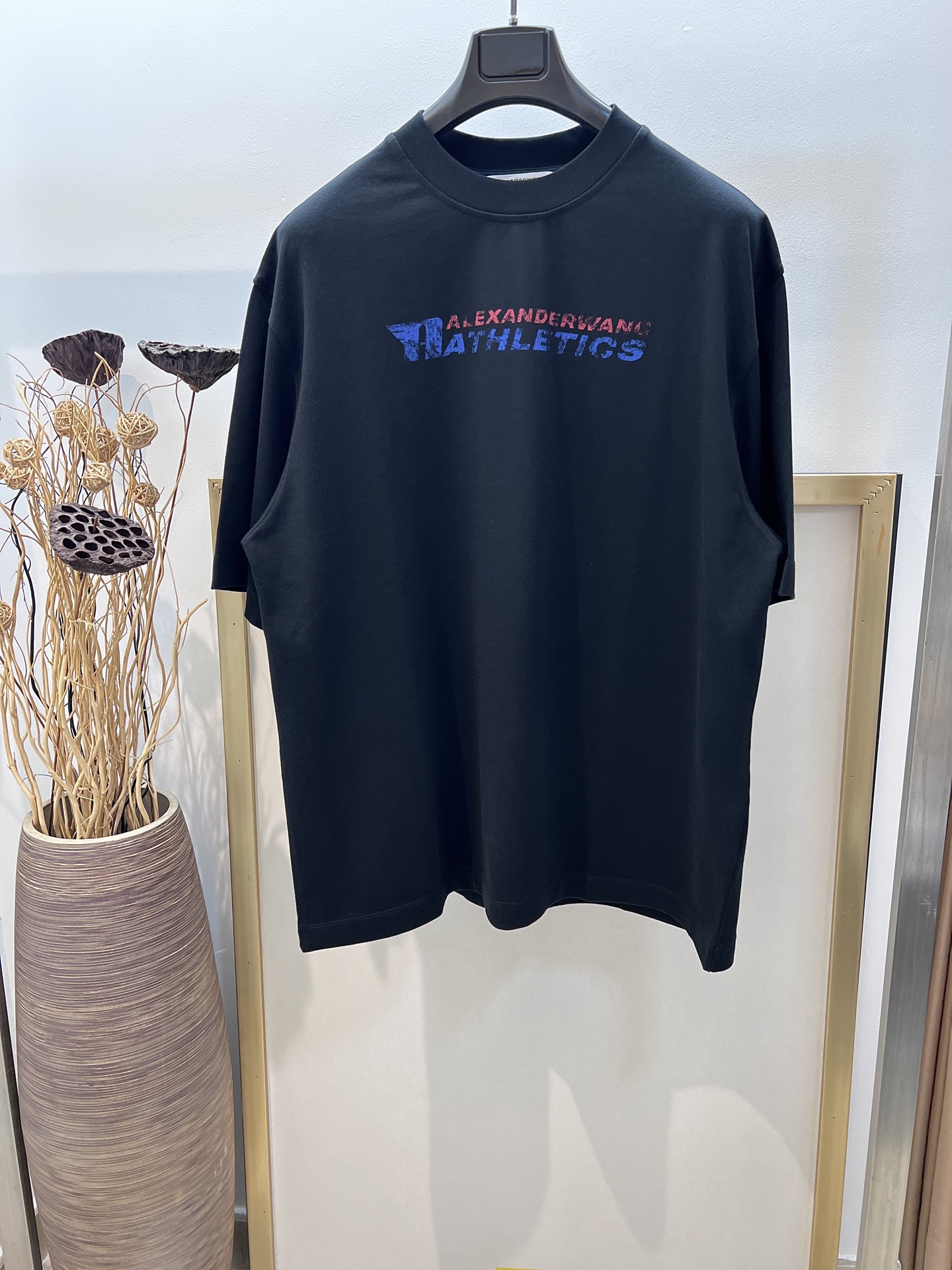 NO:863249,Special offer to celebrate the National Day. No refunds or exchanges. No free shipping. Sizes/m/l/xl black and white OS loose version. Same style for men and women. 197646252081  alexarderwang/Alexander Wang 2025 FW early spring incomplete direct-print printed half-sleeved T-shirt/heavyweight pure cotton wash/I can wear this T-shirt forever. The classic T-shirt will never go out of style. I love it. The style is so cool. It is also suitable to wear with leggings... For washing methods, it is recommended to wrap the reverse side in a laundry bag and quickly machine wash in cold water or dry clean!  Avoid soaking in warm water/rubbing with hands, special price, no return, no exchange, no free shipping, tees, t-shirts,19860909喜迎国庆特价不退不换 不包邮 Sizes/m/l/xl黑白两色 OS宽松版 男女同款 197646252081 alexarderwang/亚历山大.王2025FW早春残缺直喷印花半袖T恤/重磅纯棉洗水/这件T恤我可以穿到天荒地老经典款T恤永不过时,爱了爱了版型好酷,搭配leggings穿也妥妥哒…… 洗涤方式建议反面包裹洗衣袋冷水快速机洗或干洗！忌温热水浸泡/手搓,特价 不退不换不包邮,tees，t-shirt,,Women's clothing