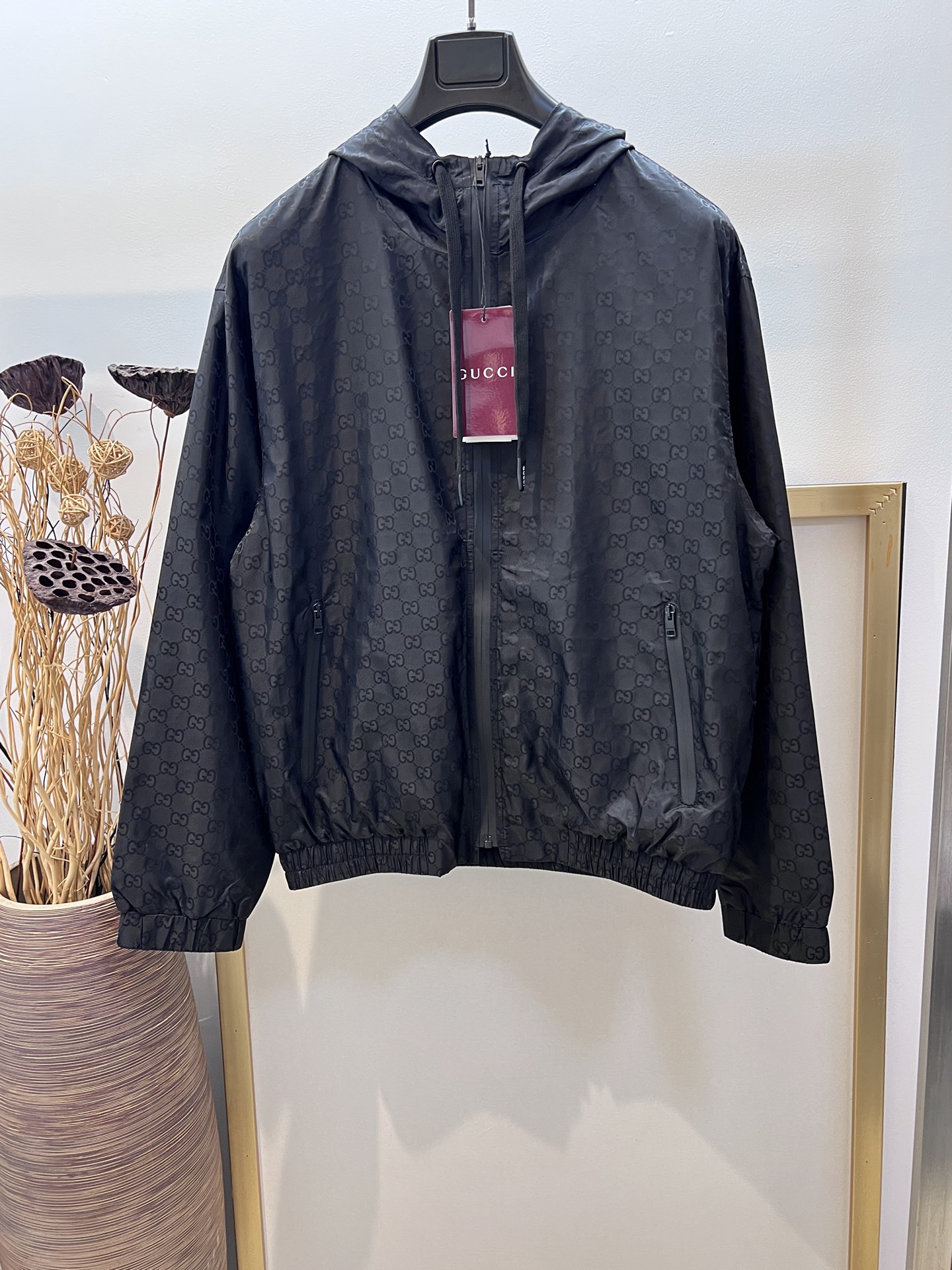 NO:720608,sizes/m/l/xl Unisex style G G*cci/Gucci 2025FW early spring lightweight GG nylon hooded zipper jacquard jacket The Gucci Lido series is inspired by the charming beach clubs on the legendary Italian coastline, conveying the intoxicating charm of seaside life. This jacket is tailor-made with lightweight GG nylon jacquard fabric, a new interpretation of the classic monogram pattern inspired by the initials of the brand founder Mr. Guccio Gucci  When it comes to fabrics and hardware, it is recommended to dry clean or wrap in a laundry bag and wash carefully in cold water. Gucci - clothing, gucci, gucci, gucci, jackets & coats, jackets & coats, hats,19860909sizes/m/l/xl 男女同款 G家G*cci/古驰 2025FW早春轻质GG尼龙连帽拉锁提花夹克外套 Gucci Lido系列灵感源自意大利传奇海岸线上迷人的海滨俱乐部,传递海滨生活的醉人魅力.这款夹克剪裁以轻质GG尼龙提花面料匠心打造,焕新诠释以品牌创始人Guccio Gucci先生的姓名首字母缩写为灵感的经典字母交织图案 涉及面料及五金建议干洗或包裹洗衣袋冷水小心水洗,古驰-服装,gucci,gucci,gucci,jackets & coats,jackets & coats,hats,,Women's clothing