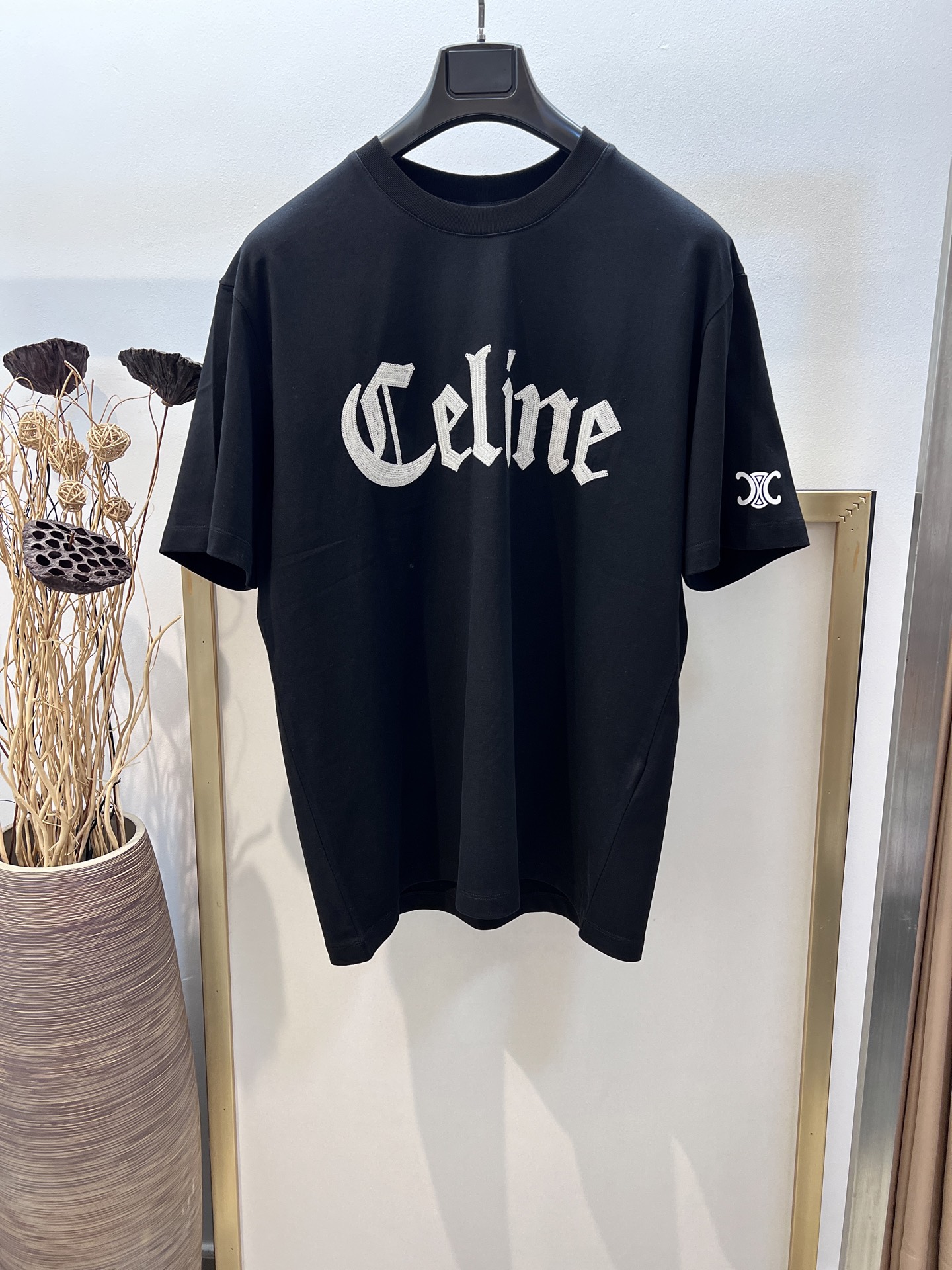 PYLSize：s/m/l/xl 黑白两色 男女同款 \nCeline/赛琳 FW春夏系列CELINE刺绣配以经典凯旋门印花半袖T恤\n洗涤方式：干洗或反面包裹洗衣袋单独洗涤后反面中温熨烫！不得浸泡/温热水洗涤！