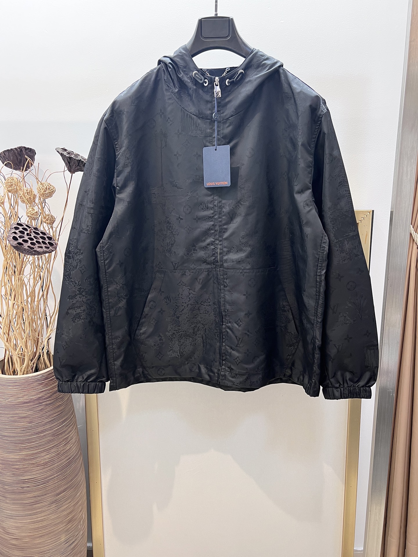 NO:720634,New Year's benefits are non-returnable and non-free shipping. Size: 48/50/52. Same style for men and women. 1V Louis family full-frame Monogram City Walk jacquard nylon windproof hooded windbreaker jacket. This windproof hooded jacket is made of technical fabrics and covered with Monogram City Walk jacquard pattern, showing the interesting blend of traditional Jouy prints and modern urban dog walking scenes, cleverly highlighting the theme of the series. The lightweight design and waterproof performance make it a good choice for seasonal seasons and weekend travel.  Recommended washing methods are dry cleaning or quick machine wash inside cold water and ironing at medium temperature. Special price. No returns, no exchanges, no free shipping. louis vuitton, jackets & coats, jackets & coats, hats,19860909新春福利不退不换 不包邮 Size:48/50/52男女同款 1V路易家全幅 Monogram City Walk 提花锦纶防风连帽风衣夹克外套 本款防风连帽夹克外套为科技面料铺陈 Monogram City Walk 提花图案,展现传统茹伊印花与摩登都市遛狗场景的趣味相融,巧妙点明系列主题.轻便设计和防水性能成就换季时节及周末出行佳选. 洗涤方式建议干洗或反面冷水单独快速机洗中温熨烫,特价 不退不换不包邮,louis vuitton,jackets & coats,jackets & coats,hats,,Women's clothing