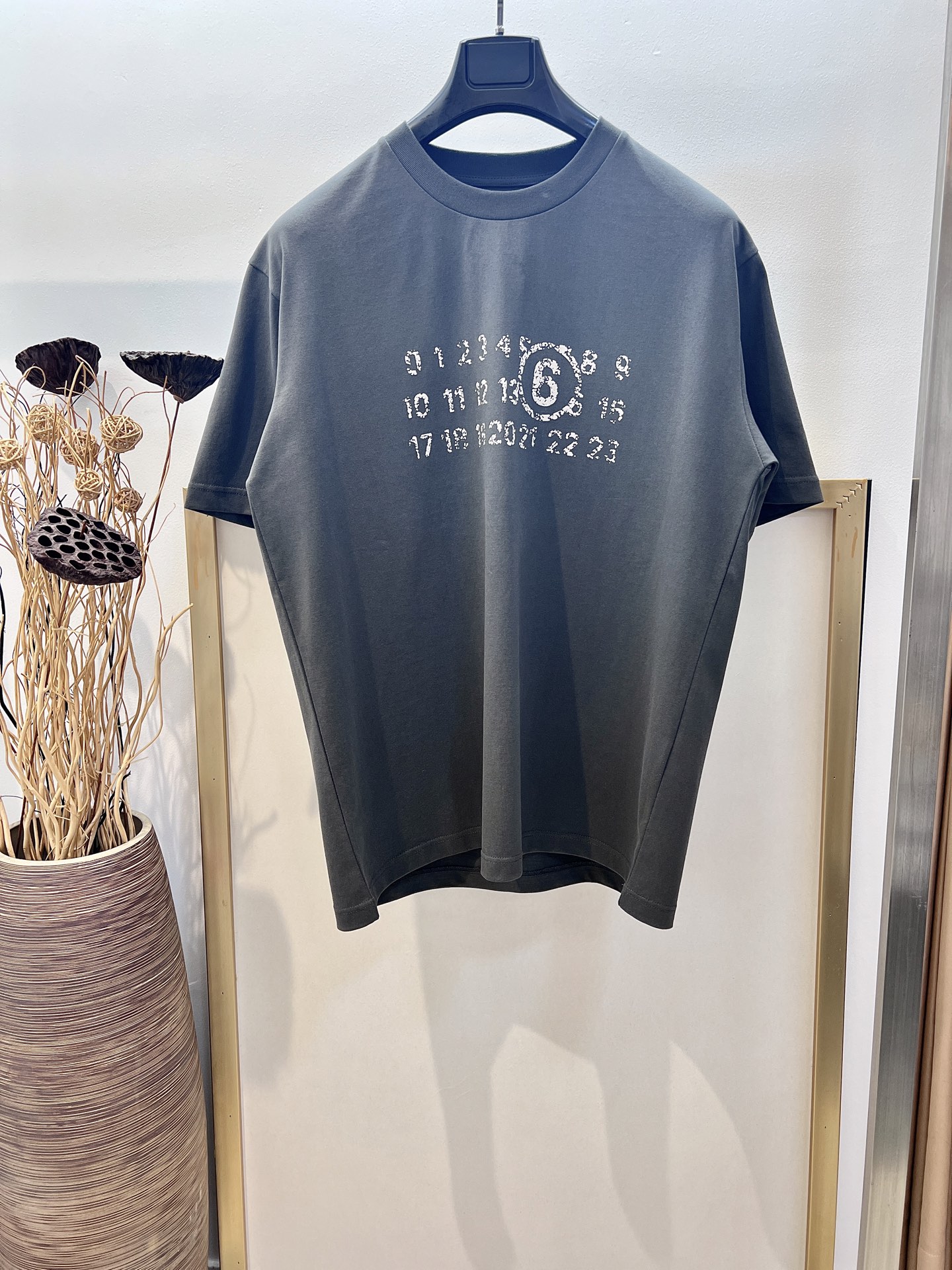 NO:131328,Sizes/m/l/xl Maison Margiela/Maison Margiela FW spring and summer new old logo T-shirt. A heavy-duty pure cotton casual and versatile style. The upper body is very comfortable and especially suitable for me. This kind of wearing is comfortable. #Margiela # Looming like a big show backcourt~ On digital art MM6, it is absolutely top-notch. Simple digital art is always at the top of the European trend. Washing method, dry cleaning or cold water on the back quickly machine-washing and drying naturally!  Avoid soaking in warm water, masio margiela,masion margiela,tees,t-shirt,alexander wang19860909Sizes/m/l/xl 男女同 Maison Margiela/马吉拉FW春夏新品做旧LogoT恤 重磅纯棉休闲百搭的一款 上身很舒适 特别适合我这种喜欢舒适穿着 #百搭款 #马吉拉＃若隐若现仿佛置身大秀后场~论数字艺术MM6绝对玩到顶尖 简约数字艺术始终走在欧洲潮流顶端 洗涤方式干洗或反面冷水快速机洗自然晾干！忌温热水浸泡,,masion margiela,masion margiela,tees，t-shirt,alexander wang,Men's clothing