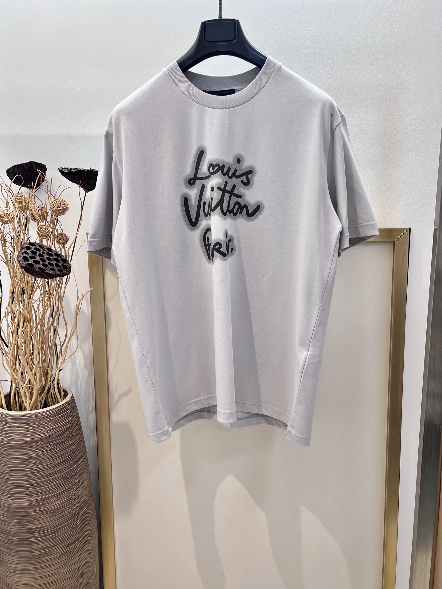 NO:863316,Clearance sale. No returns or exchanges. No free shipping. Size 46/48/50/52 Gray. Same style for men and women. 1V Louis Home This T-shirt is made of soft cotton knitted to create a classic straight fit. The handwritten Louis *don Paris logo on the front is integrated with neon visual effects, subtly paying tribute to the eye-catching style of the show. Pure cotton half-sleeved T-shirt. It is recommended to dry clean or wrap it in a laundry bag. Wash it separately in cold water and let it dry naturally!  ,Special offer, no return, no exchange, no free shipping, louis vuitton, tees, t-shirt,19860909清仓特价.不退不换 不包邮 Size 46/48/50/52 灰色 男女同款 1V路易家 本款 T 恤以柔软棉质针织塑造经典直身版型,为正面的手写体路易*登巴黎标识融入霓虹视效,巧妙致意秀场的瞩目风范.纯棉半袖T恤 洗涤方式建议干洗或包裹洗衣袋反面单独冷水快速机洗自然晾干！,特价 不退不换不包邮,louis vuitton,tees，t-shirt,,Women's clothing