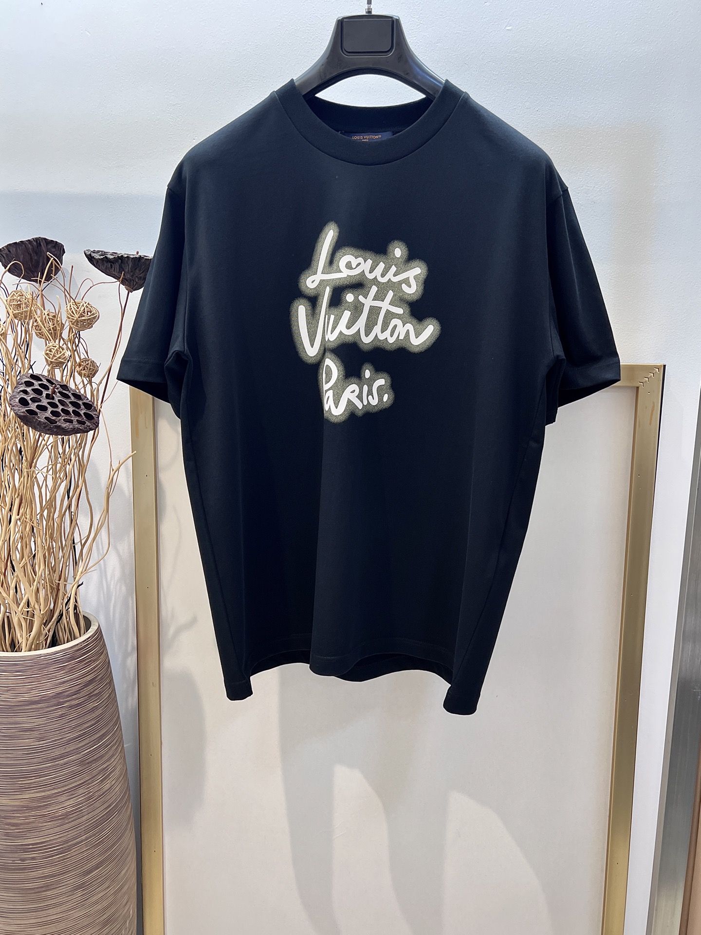 NO:131331,Size 46/48/50/52 Black/Gray, same style for men and women, 1V Louis Home This T-shirt is made of soft cotton knitted to create a classic straight-fitting style, and incorporates neon visual effects on the front handwritten Louis Vuitton Paris logo, clever and greets the eye-catching style of the spring and summer show. Pure cotton half-sleeved T-shirt. It is recommended to dry cleaning or wrap the back of the laundry bag, which is separate cold water and can be quickly washed and dried naturally!  ,,louis vuitton,tees,t-shirt,alexander wang19860909Size 46/48/50/52 黑/灰两色 男女同款  1V路易家 本款 T 恤以柔软棉质针织塑造经典直身版型,为正面的手写体路易威登巴黎标识融入霓虹视效,巧妙致意 春夏秀场的瞩目风范.纯棉半袖T恤 洗涤方式建议干洗或包裹洗衣袋反面单独冷水快速机洗自然晾干！,,louis vuitton,tees，t-shirt,alexander wang,Men's clothing