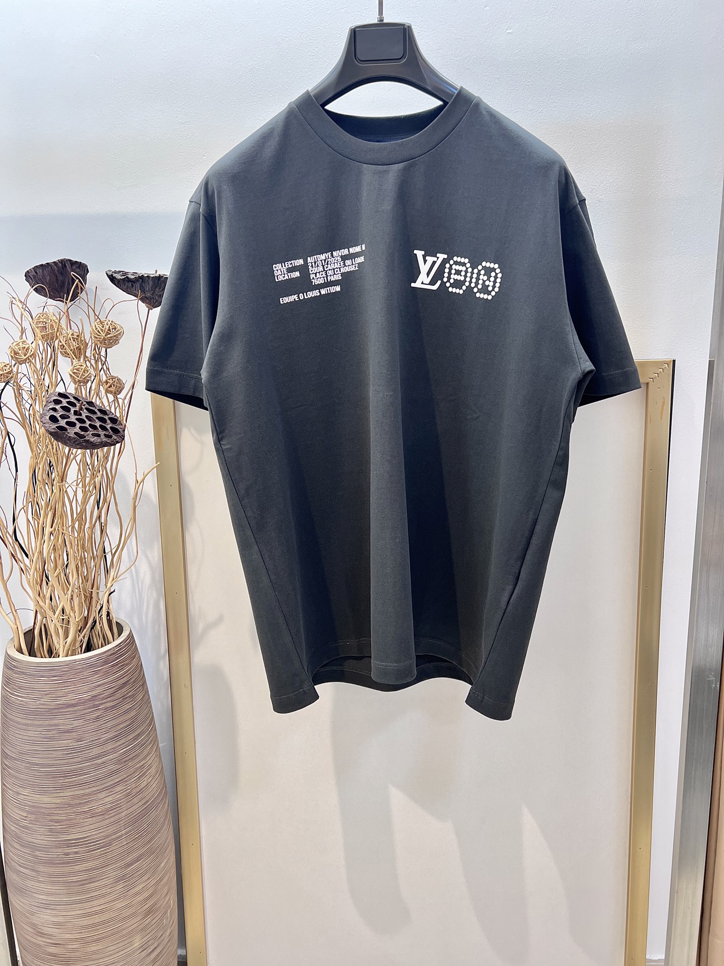 NO:131334,Size 46/48/50/52 Washing grey/white, same style for men and women. 1V Louis Home 25 Spring and Summer Iv Creative Director Philip Pharrell and his friend Nigo finally took off the veil. The new series is under the title of 