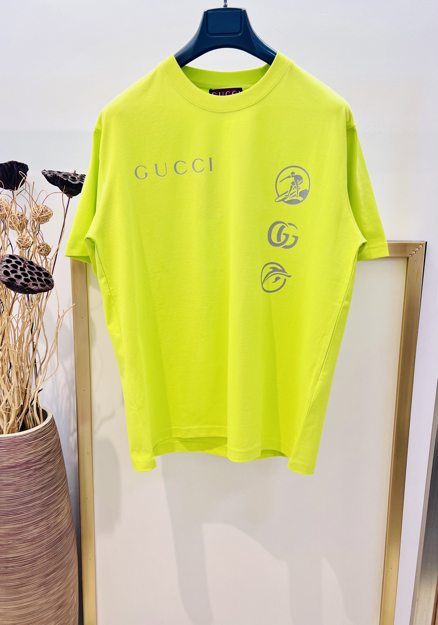 NO:131342,sizes/m/l/xl White/dopamine green OS loose version, same style for men and women 19771217000081 G Home G*cci/Guci FW Spring and Summer OS loose version T-shirt is made of cotton knitted ingeniously, with Gu*ci logo print on the front, and Gu*ci Surfer print on the back, making the whole design more charming printed short-sleeved T-shirt heavy cotton. It is recommended to dry cleaning or wrap the laundry bag and machine wash separately cold water!  ,gucci,gucci,T-shirt,tees,t-shirt,alexander wang19860909sizes/m/l/xl 白/多巴胺绿两色 OS宽松版 男女同款19771217000081 G家G*cci/古驰 FW春夏这款OS宽松版型T恤棉质针织匠心打造,正面缀饰Gu*ci标识印花,背面巧妙融入Gu*ci冲浪者印花,令整个设计更添魅力印花短袖T恤重磅棉质 建议干洗或包裹洗衣袋单独冷水快速机洗！,,gucci,gucci,T-shirt,tees，t-shirt,alexander wang,Men's clothing