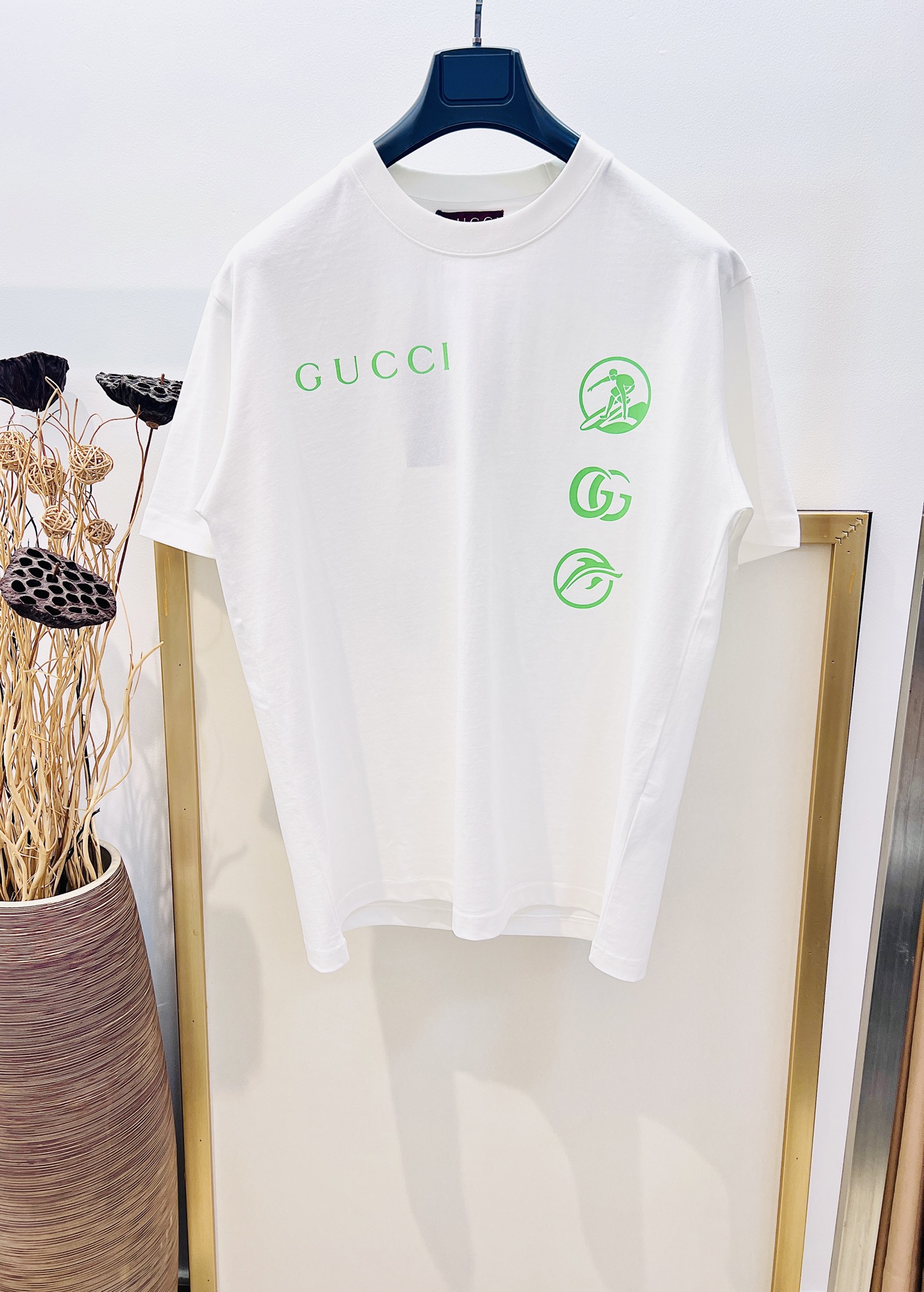 NO:131345,sizes/m/l/xl White/Dopamine Green OS loose version, same style for men and women, G Home G*cci/Guci FW Spring and Summer OS loose version T-shirt is made of cotton knitted, with Gu*ci logo print on the front, and Gu*ci Surfer print on the back, making the whole design more charming. Printed short-sleeved T-shirt heavy cotton. It is recommended to dry cleaning or wrap the laundry bag and machine wash separately cold water!  ,gucci,gucci,T-shirt,tees,t-shirt,alexander wang19860909sizes/m/l/xl 白/多巴胺绿两色 OS宽松版 男女同款 G家G*cci/古驰 FW春夏这款OS宽松版型T恤棉质针织匠心打造,正面缀饰Gu*ci标识印花,背面巧妙融入Gu*ci冲浪者印花,令整个设计更添魅力印花短袖T恤重磅棉质 建议干洗或包裹洗衣袋单独冷水快速机洗！,,gucci,gucci,T-shirt,tees，t-shirt,alexander wang,Men's clothing