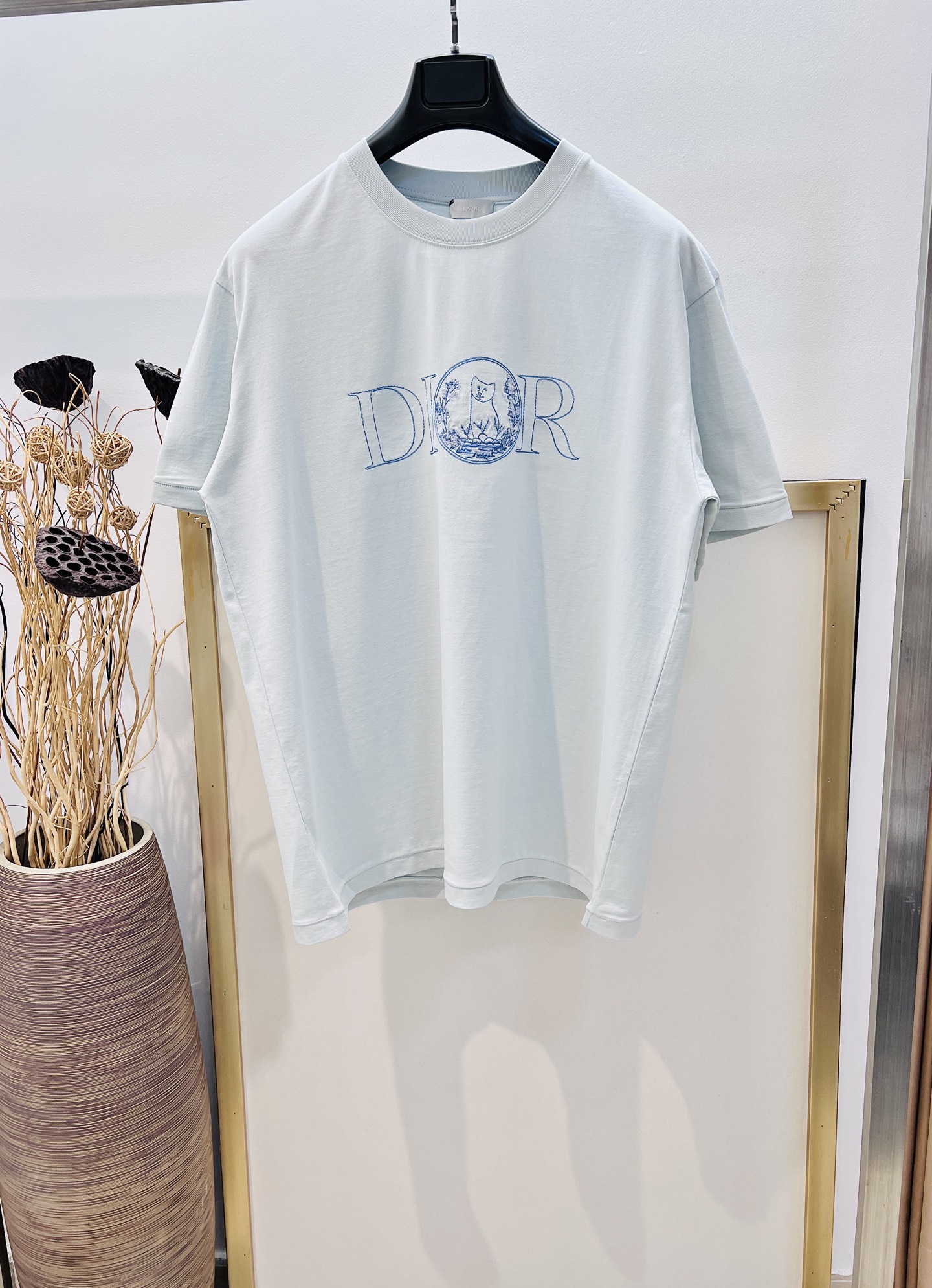 NO:722420,New Year benefits are non-returnable and non-exchangeable. No free shipping. Sizes/m/l/xl. Haze blue/white. Same style for men and women. Dio*Di* This T-shirt displays the logo from this season's DI*R AND HYLTON NEL joint series. It is carefully made of cotton jersey fabric and has a classic silhouette with a ribbed round neck and embroidery on the chest to enhance the style. Casual cut, can be paired with sports trousers or jeans.  Washing method Dry clean or wrap inside laundry bag for quick machine wash in cold water!  ,Special offer, no return, no exchange, no free shipping, dior,jeans,19860909新春福利不退不换 不包邮 Sizes/m/l/xl 雾霾蓝/白两色 男女同款 Dio*迪* 这款 T 恤展示来自本季 DI*R AND HYLTON NEL 联名系列的标志.采用棉质平纹针织面料精心制作,经典廓形搭配罗纹圆领,胸前饰以刺绣提升格调.休闲剪裁,可搭配运动长裤或牛仔裤. 洗涤方式干洗或反面包裹洗衣袋冷水快速机洗！,特价 不退不换不包邮,dior,jeans,,Women's clothing