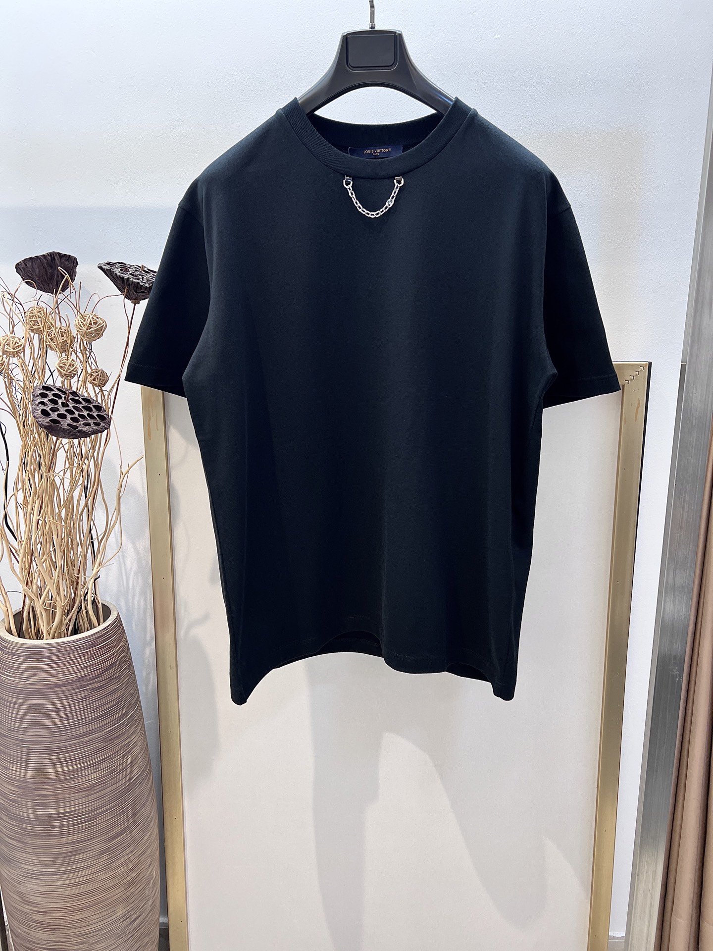 NO:863289,Clearance sale. No refunds, no exchanges, no free shipping. Size 46/48/50/52, black/white, same style for men and women. 1V Louis family spray-painted graffiti T-shirt. The neckline is integrated with a modern 1V chain. The back is embellished with a graffiti-style Louis *don Paris logo, and the spray-painted effect pays homage to the show style. Made of heavyweight pure cotton. It is recommended to dry clean or wrap it in a laundry bag. Wash the reverse quickly in cold water and let it dry naturally!  ,Special offer, no return, no exchange, no free shipping, louis vuitton, tees, t-shirt,19860909清仓特价.不退不换 不包邮 Size 46/48/50/52 黑/白两色 男女同款 1V路易家喷绘涂鸦T恤 领口融入摩登 1V 链条.后部点缀涂鸦风格路易*登巴黎标识,喷绘效果致意秀场风采.重磅纯棉棉质 洗涤方式建议干洗或包裹洗衣袋反面单独冷水快速机洗自然晾干！,特价 不退不换不包邮,louis vuitton,tees，t-shirt,,Women's clothing