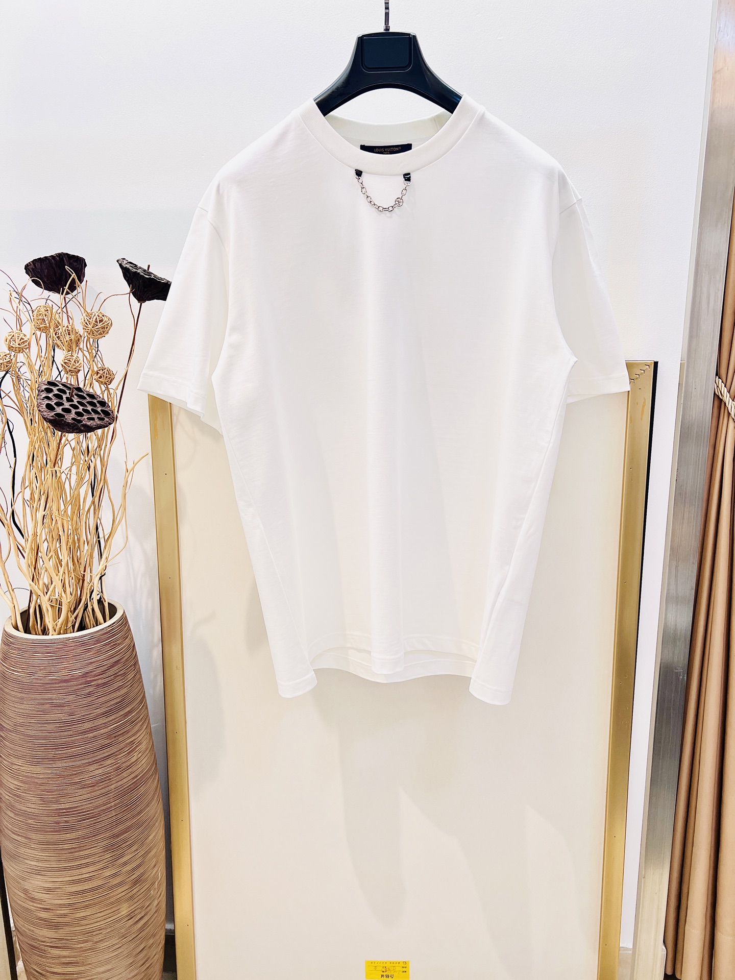 NO:863302,Clearance sale. No returns, no exchanges, no free shipping. Size 46/48/50/52, black/white, same style for men and women. 1V Louis family spray-painted graffiti T-shirt. Modern 1V chain is integrated into the neckline. The back is embellished with the graffiti-style Louis *don Paris logo, and the spray-painted effect pays homage to the show style. Heavyweight pure cotton. The washing method is recommended to be dry-cleaned or wrapped in a laundry bag. The reverse side is quickly machine washed in cold water and allowed to dry naturally!  ,Special offer, no return, no exchange, no free shipping, louis vuitton, tees, t-shirt,19860909清仓特价.不退不换 不包邮Size 46/48/50/52 黑/白两色 男女同款 1V路易家喷绘涂鸦T恤 领口融入摩登 1V 链条.后部点缀涂鸦风格路易*登巴黎标识,喷绘效果致意秀场风采.重磅纯棉棉质 洗涤方式建议干洗或包裹洗衣袋反面单独冷水快速机洗自然晾干！,特价 不退不换不包邮,louis vuitton,tees，t-shirt,,Women's clothing