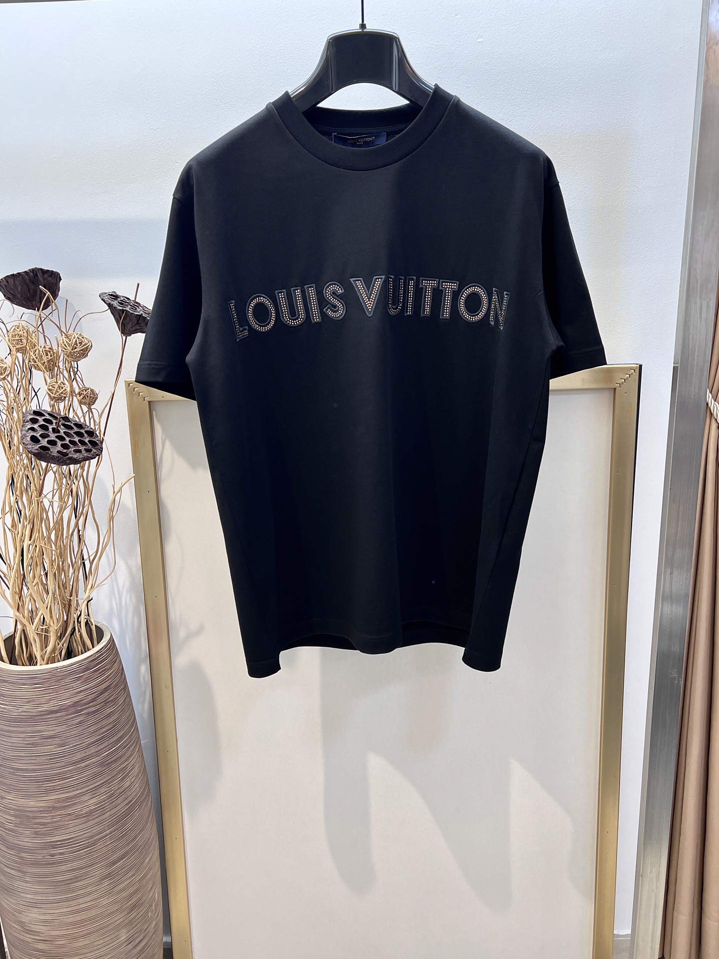 NO:863280,Clearance special price. No returns or exchanges. No free shipping. Size 46/50/52. Same style for men and women. 1V Louis family. Embroidered hot diamond brand logo letters. Square embroidered mirror seal on the back. Heavy cotton. It is recommended to dry clean or wrap the reverse side in a laundry bag. Quick machine wash in cold water and let dry naturally!  ,Special offer, no return, no exchange, no free shipping, louis vuitton,19860909清仓特价.不退不换 不包邮Size 46/50/52 男女同款 1V路易家 刺绣烫钻品牌logo字母 后部方形刺绣镜像章 重磅纯棉棉质 洗涤方式建议干洗或包裹洗衣袋反面单独冷水快速机洗自然晾干！,特价 不退不换不包邮,louis vuitton,,Women's clothing