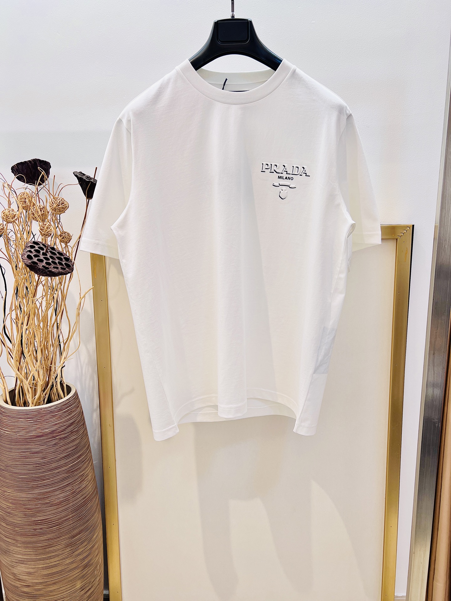 NO:722415,New Year benefits are non-returnable and non-exchangeable. No free shipping. Sizes/m/l/xl. White/grey. Same style for men and women. Pr*da/Pu*da. This oversize cotton T-shirt adopts a rib knitted round neck design and exudes modern charm. It has a square silhouette and is decorated with a three-dimensional printed letter logo. The OS loose fit can be worn by both men and women!  Dry clean only or wrap inside laundry bag and machine wash quickly cold water and dry naturally!  Avoid soaking your hands in warm water and rubbing them together, special price, no return, no exchange, no free shipping, versace, tees, t-shirt,19860909新春福利不退不换 不包邮 Sizes/m/l/xl 白/灰色 男女同款 Pr*da/普*达 这款Oversize棉质T恤采用罗纹针织圆领设计,散发现代魅力.呈现方正廓形,饰有三维立体效果印花字母徽标. OS宽松版型男女皆可驾驭！ 仅限干洗或反面包裹洗衣袋快速冷水机洗自然晾干！忌温热水浸泡手洗手搓,特价 不退不换不包邮,versace,tees，t-shirt,,Women's clothing